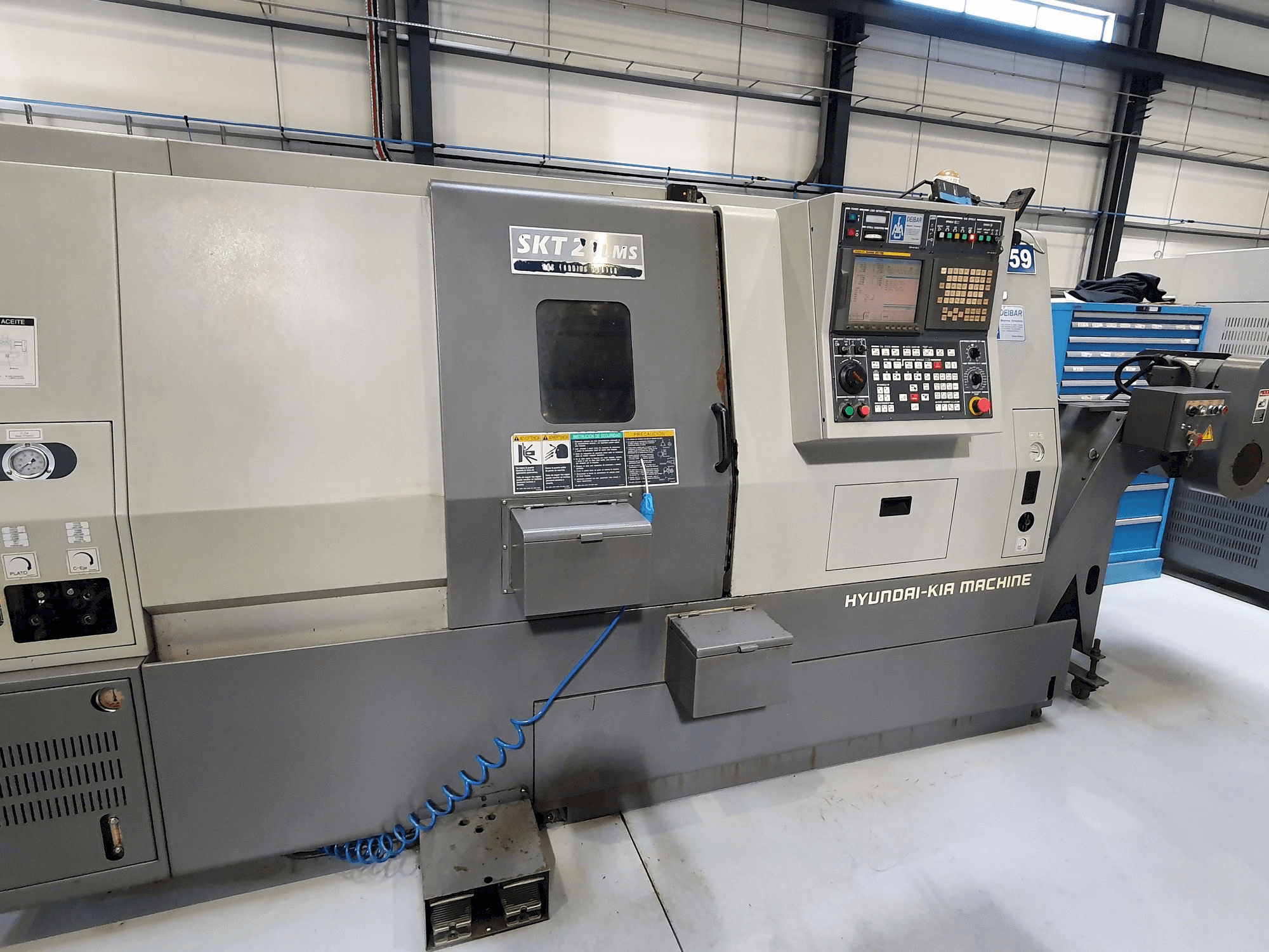 Vue de face de la machine Hyundai SKT21LMS