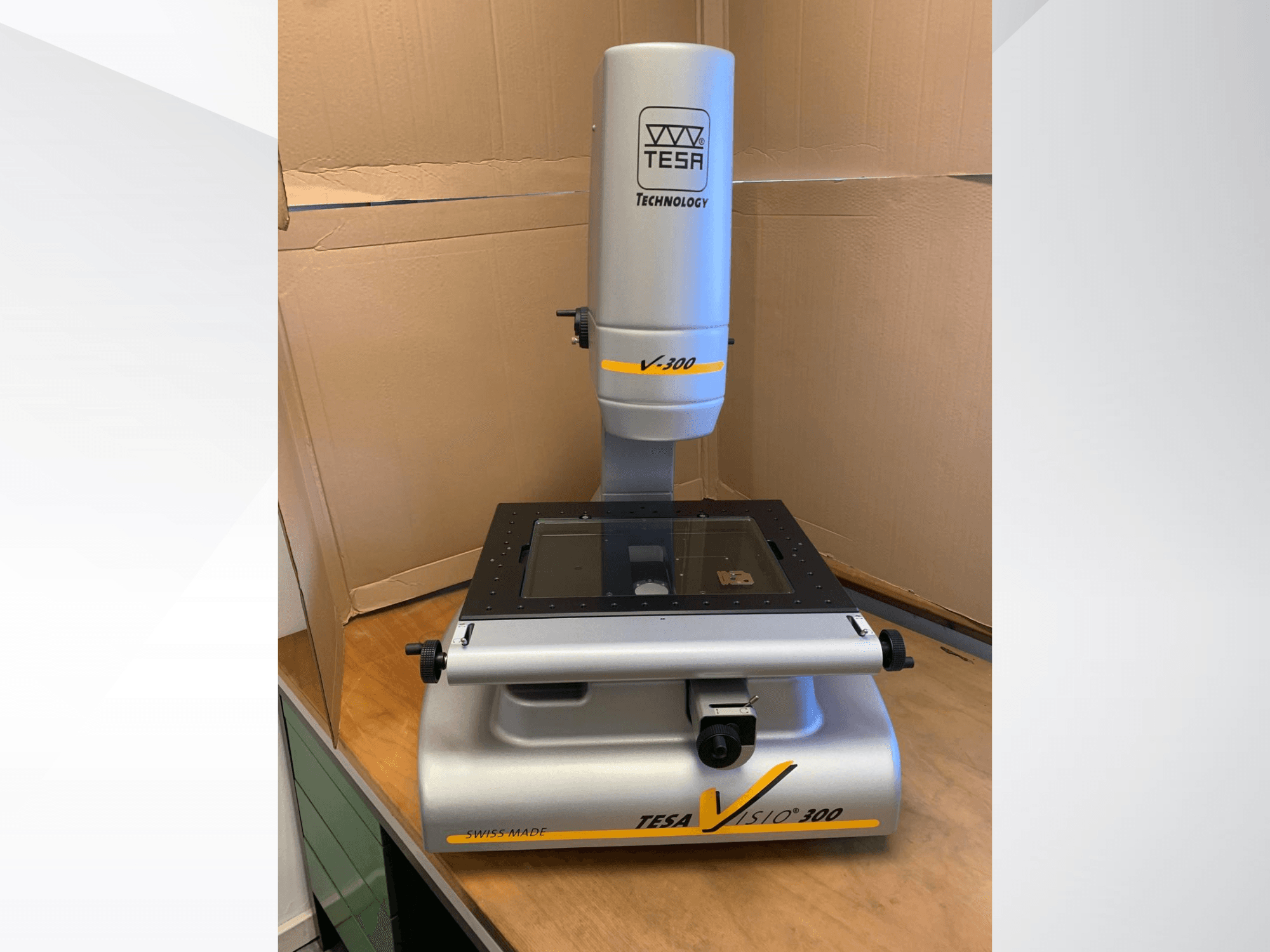 Machine de mesure optique TESA Visio 300, vue de face, avec une surface de mesure claire et des composants réglables. Fabriqué en Suisse.
