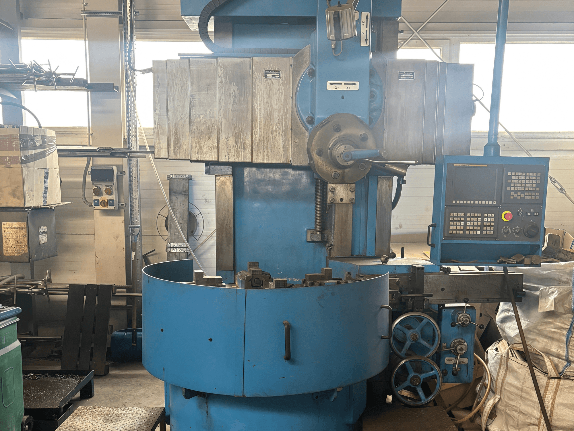 Fraiseuse industrielle d'une marque inconnue, vue de face, avec un extérieur bleu et un panneau de commande numérique.