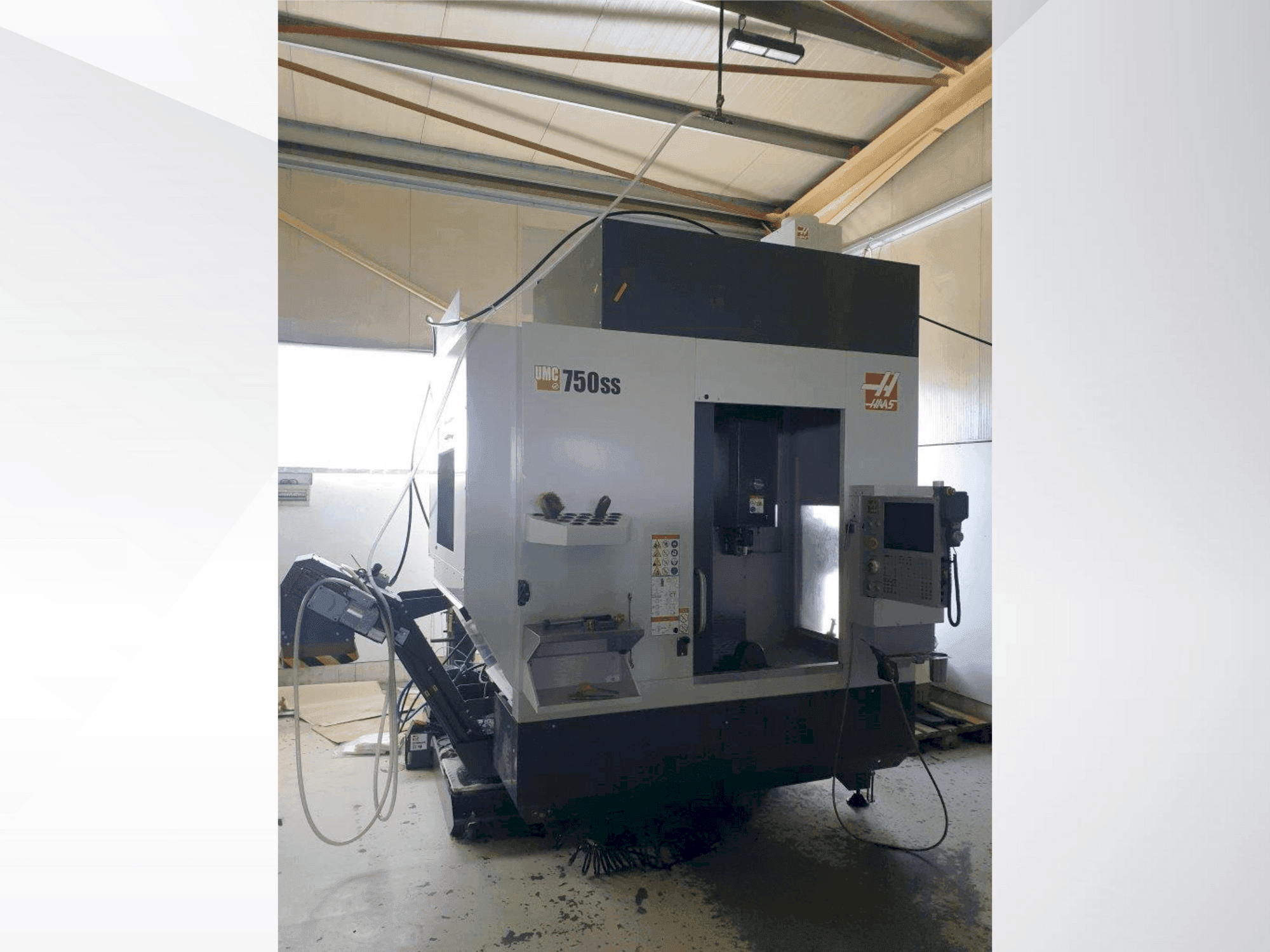 Vue de face de la machine HAAS UMC-750SS