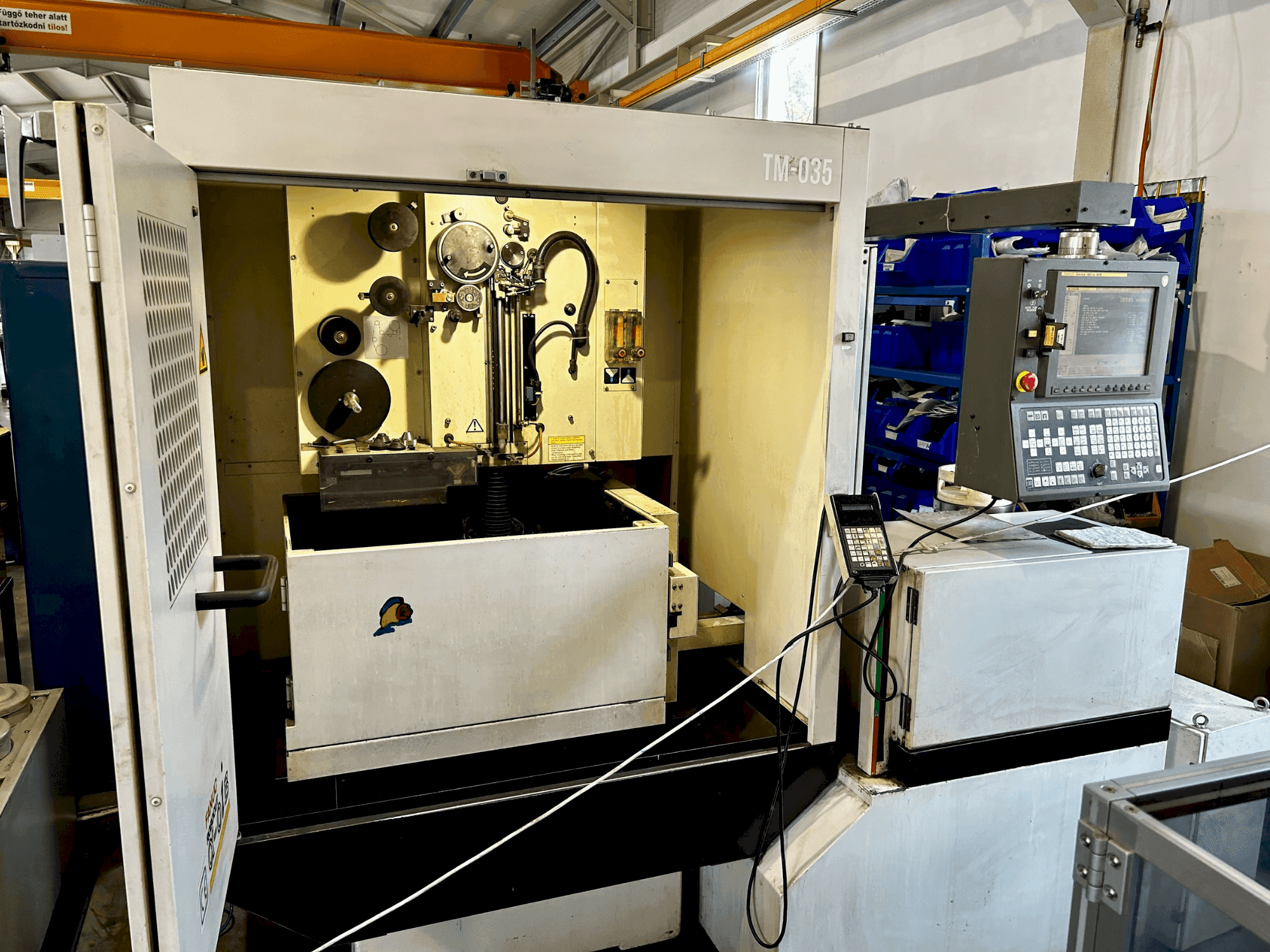 Vue de face de la machine FANUC Robocut α-0iB