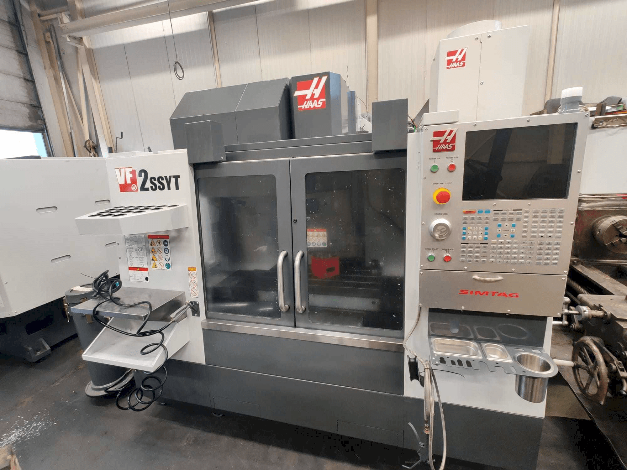 Vue de face de la machine HAAS VF-2SSYT