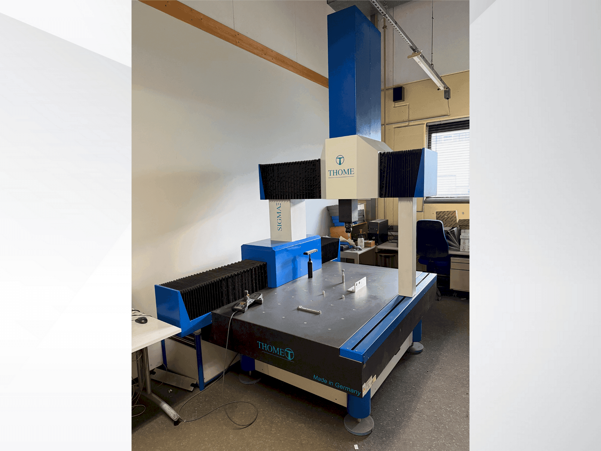 Vue de face de la machine THOME Prazision 3D Sigma