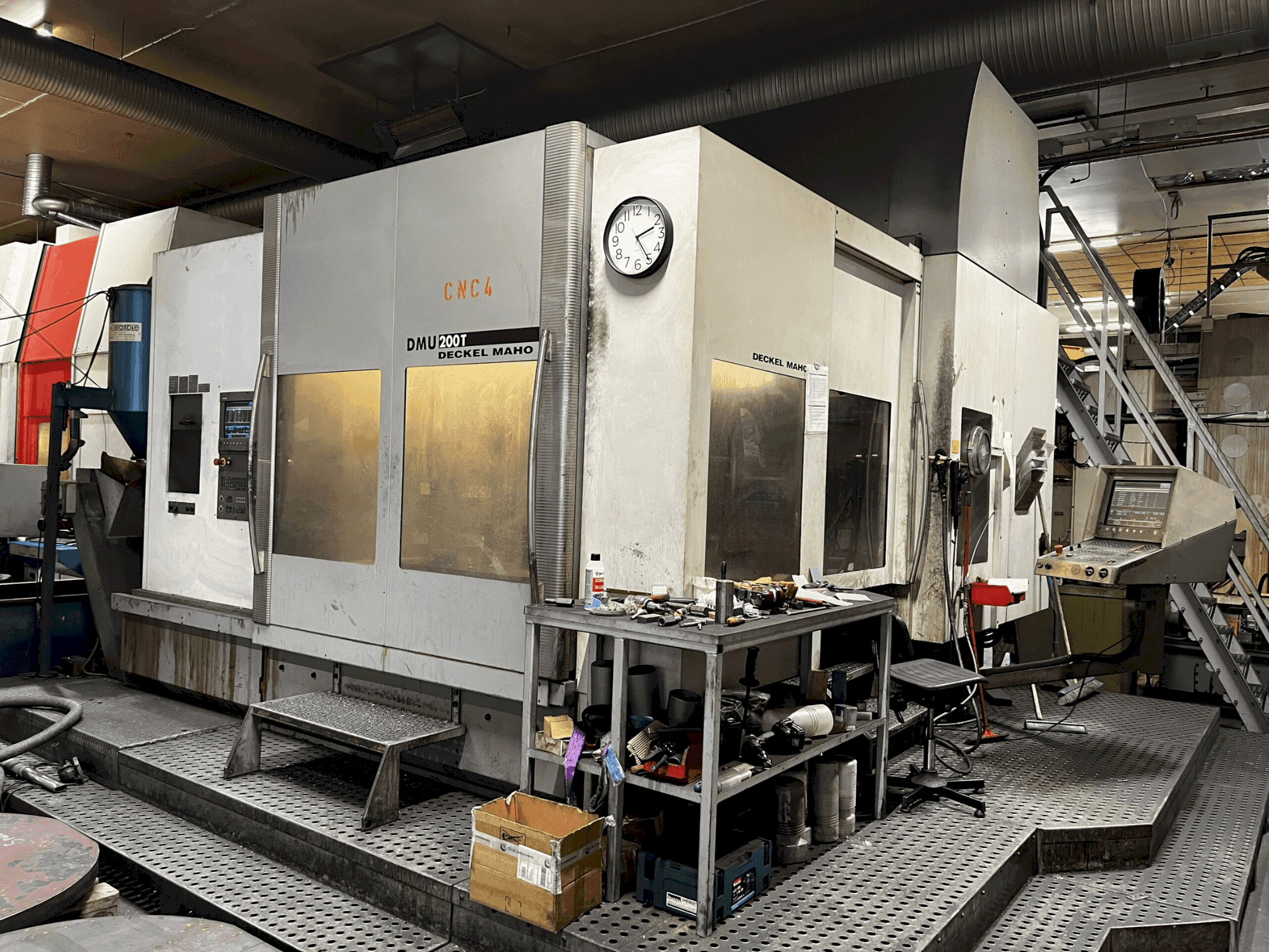 Vue de face de la machine DECKEL MAHO DMU 200T