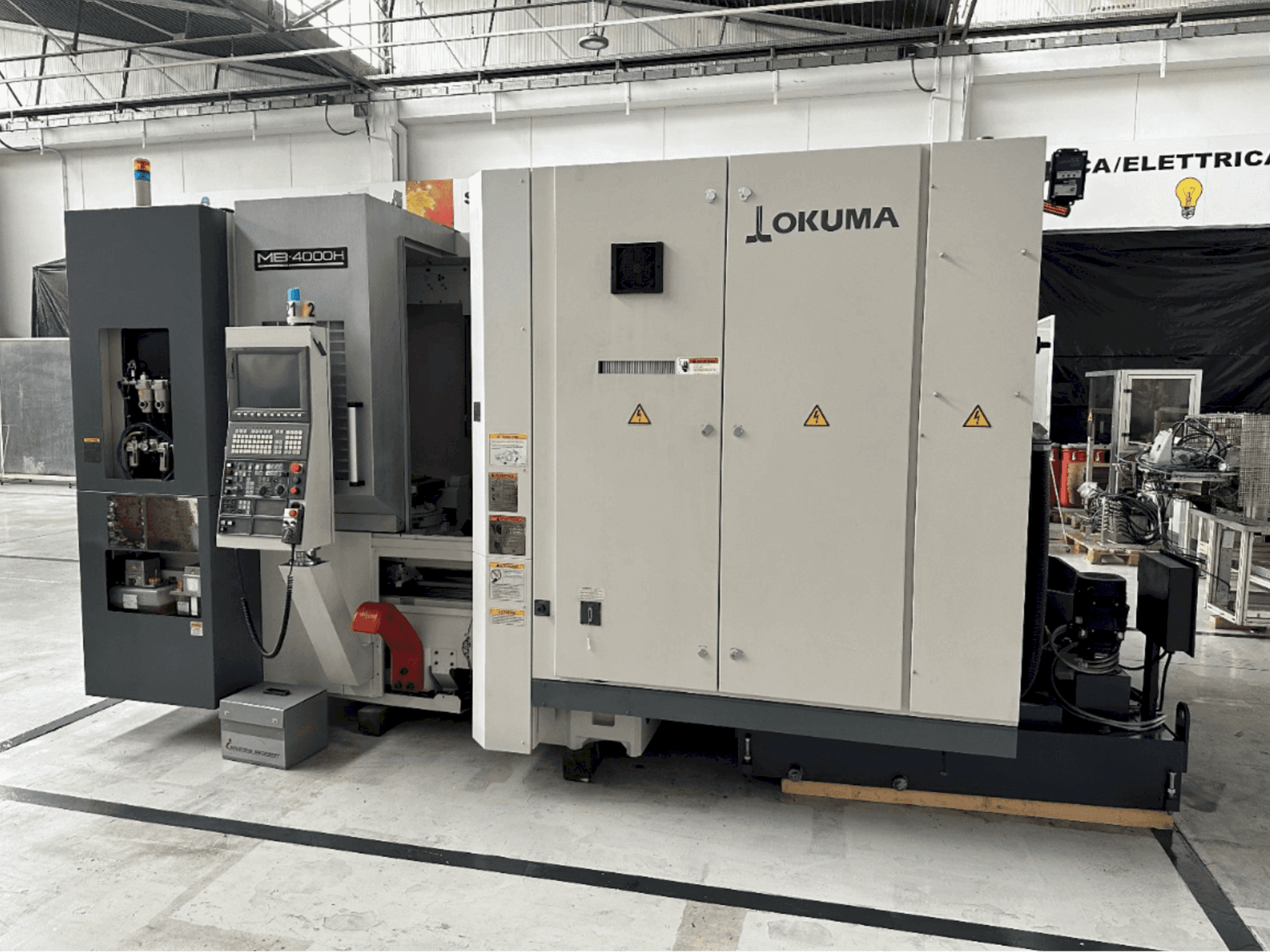 Vue de face de la machine Okuma MB 4000 H