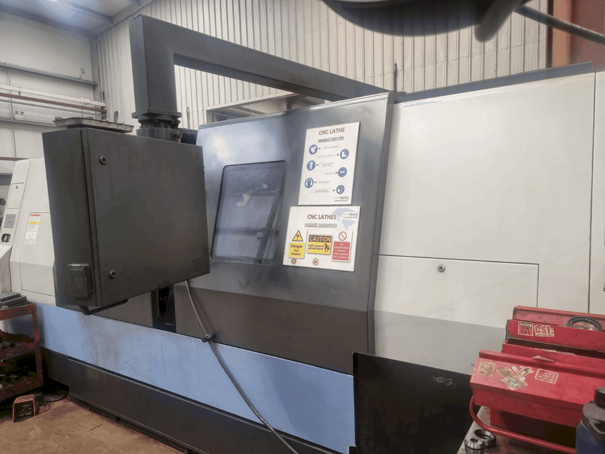 Vue de face de la machine DOOSAN Puma 400LM
