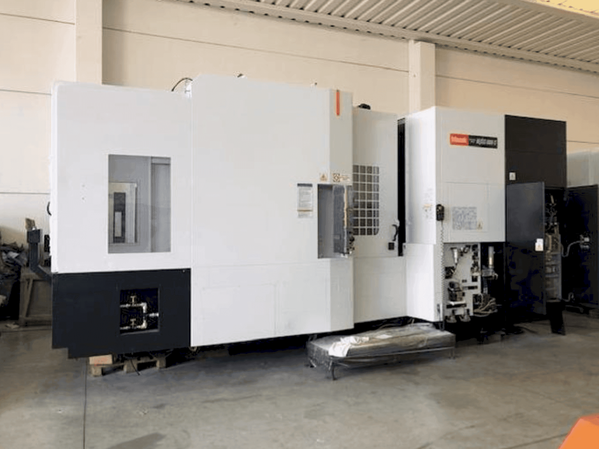 Vue de face de la machine Mazak HCN-8800