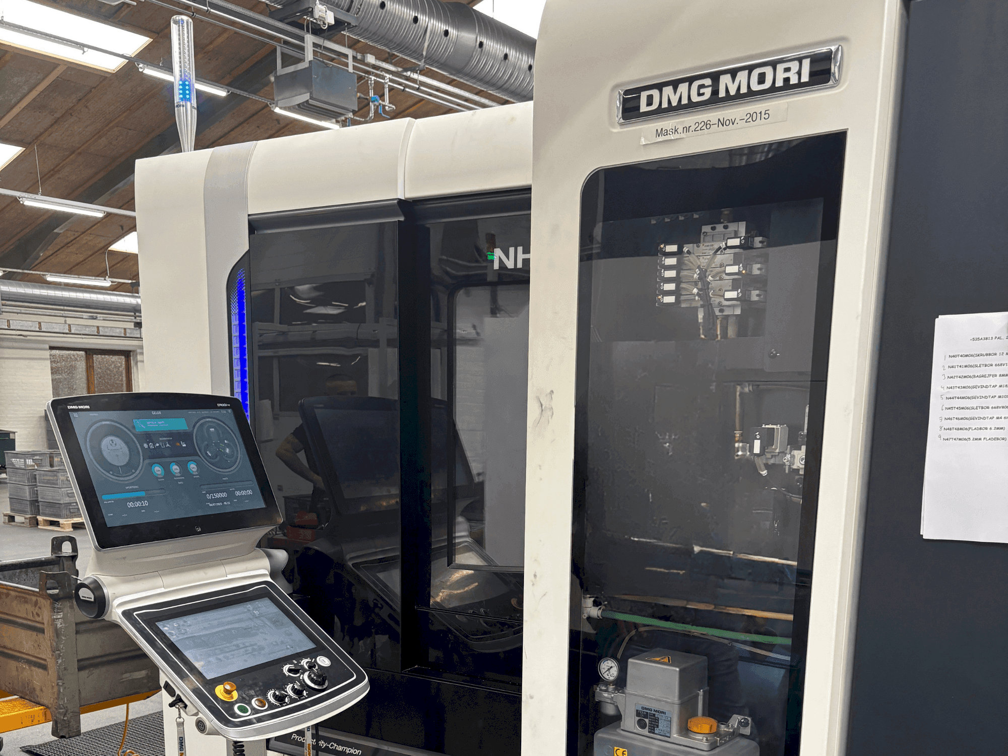 Vue de face de la machine DMG MORI NHX 4000