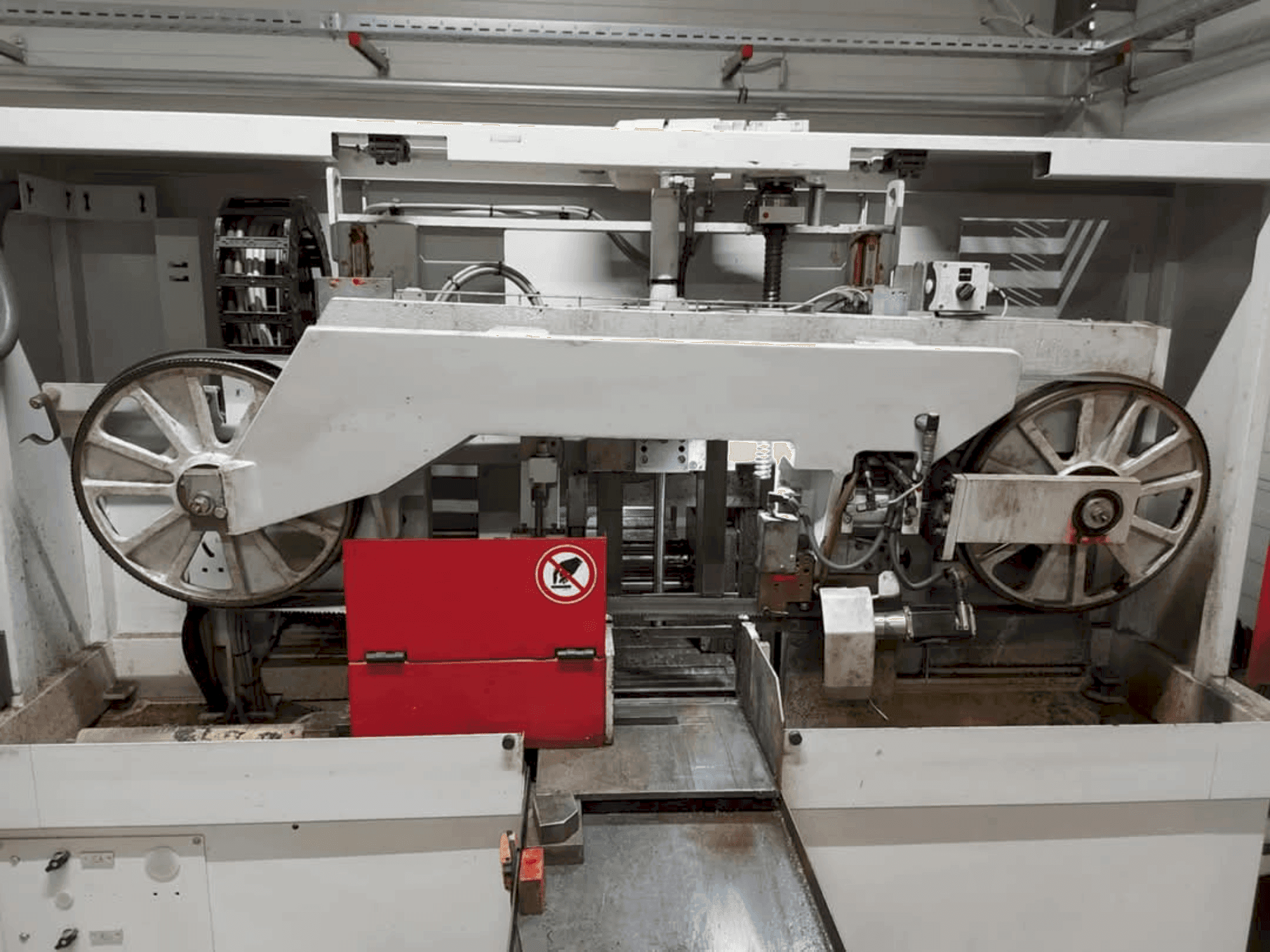 Vue de face de la machine Behringer HBE 321-A