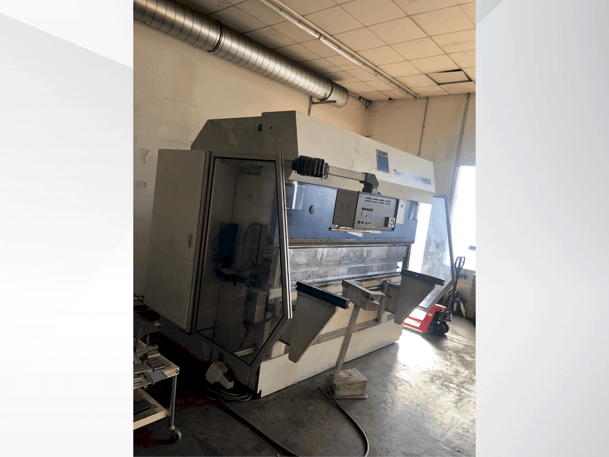Vue de face de la machine TRUMPF TrumaBend V85S
