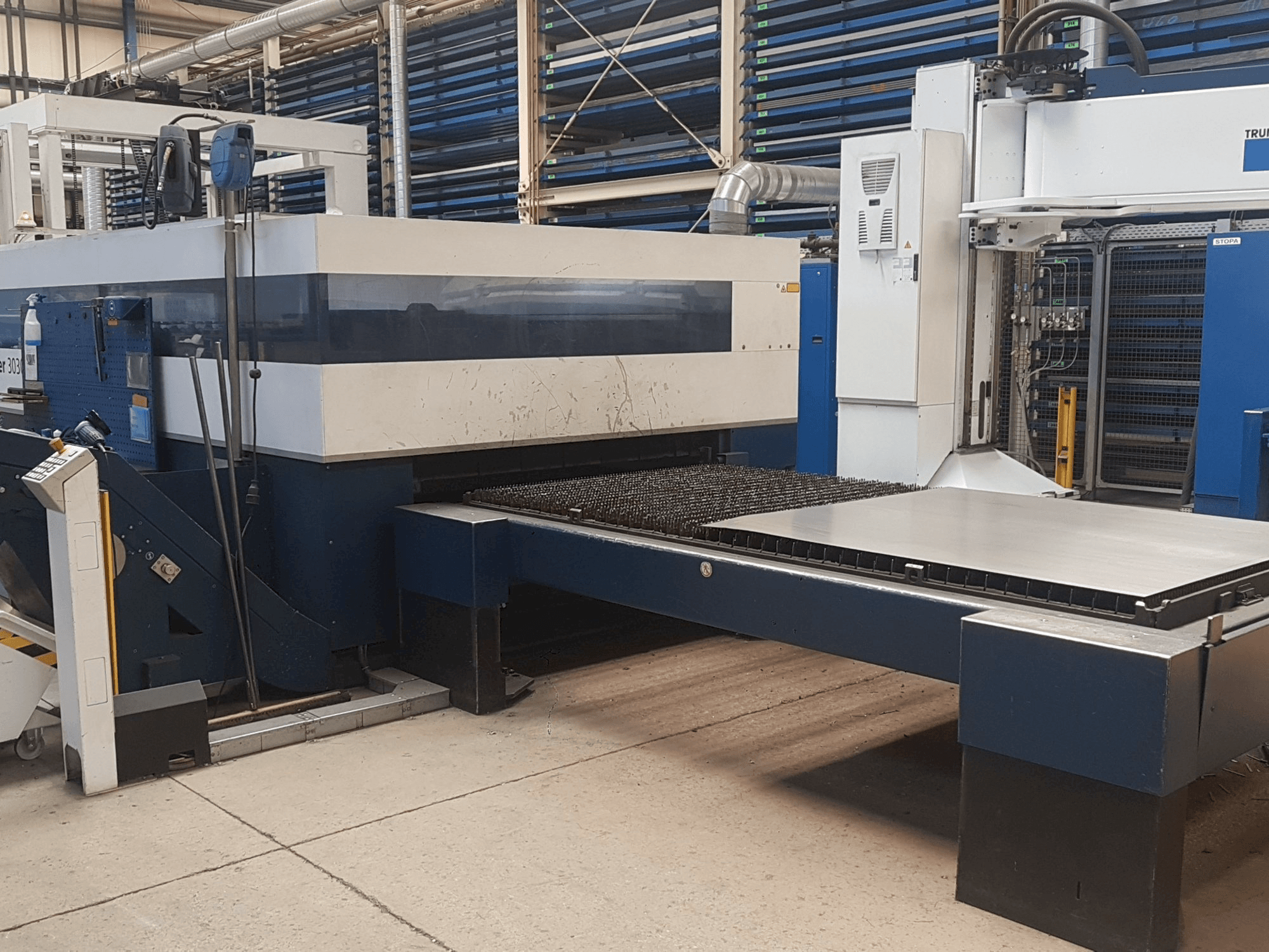 Vue de face de la machine Trumpf TruLaser 3030 L20