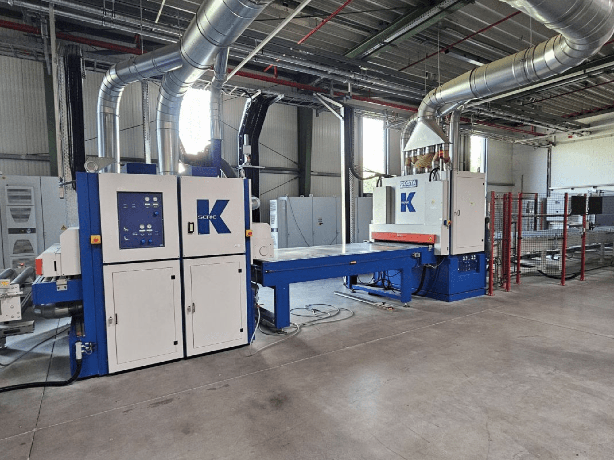 Presse à plastifier BURKLE EKMH 1300 vue de face, avec panneau de commande et grand plateau de pressage dans un environnement industriel.