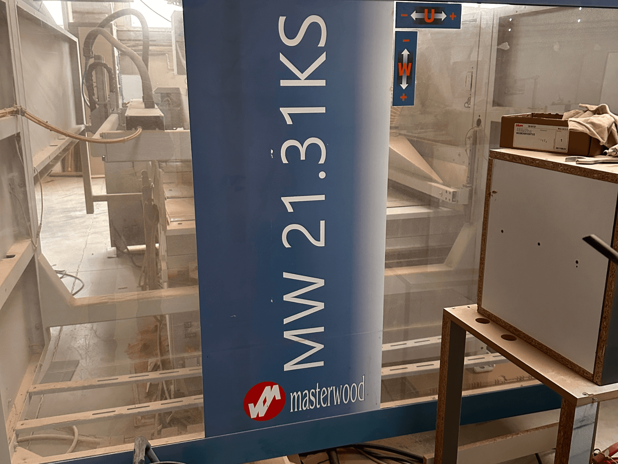 Perceuse à bois MASTERWOOD Ks 21.31, vue de face, montrant les détails du modèle et l'espace de travail environnant.