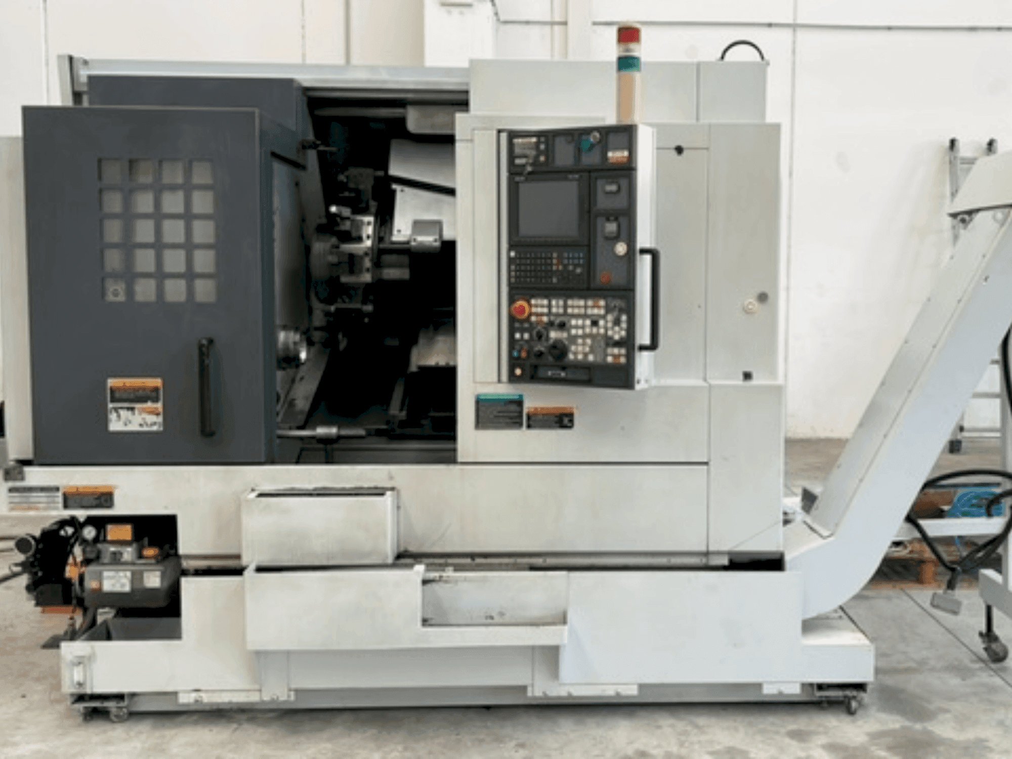 Vue de face de la machine MORI SEIKI NL 2000Y/500