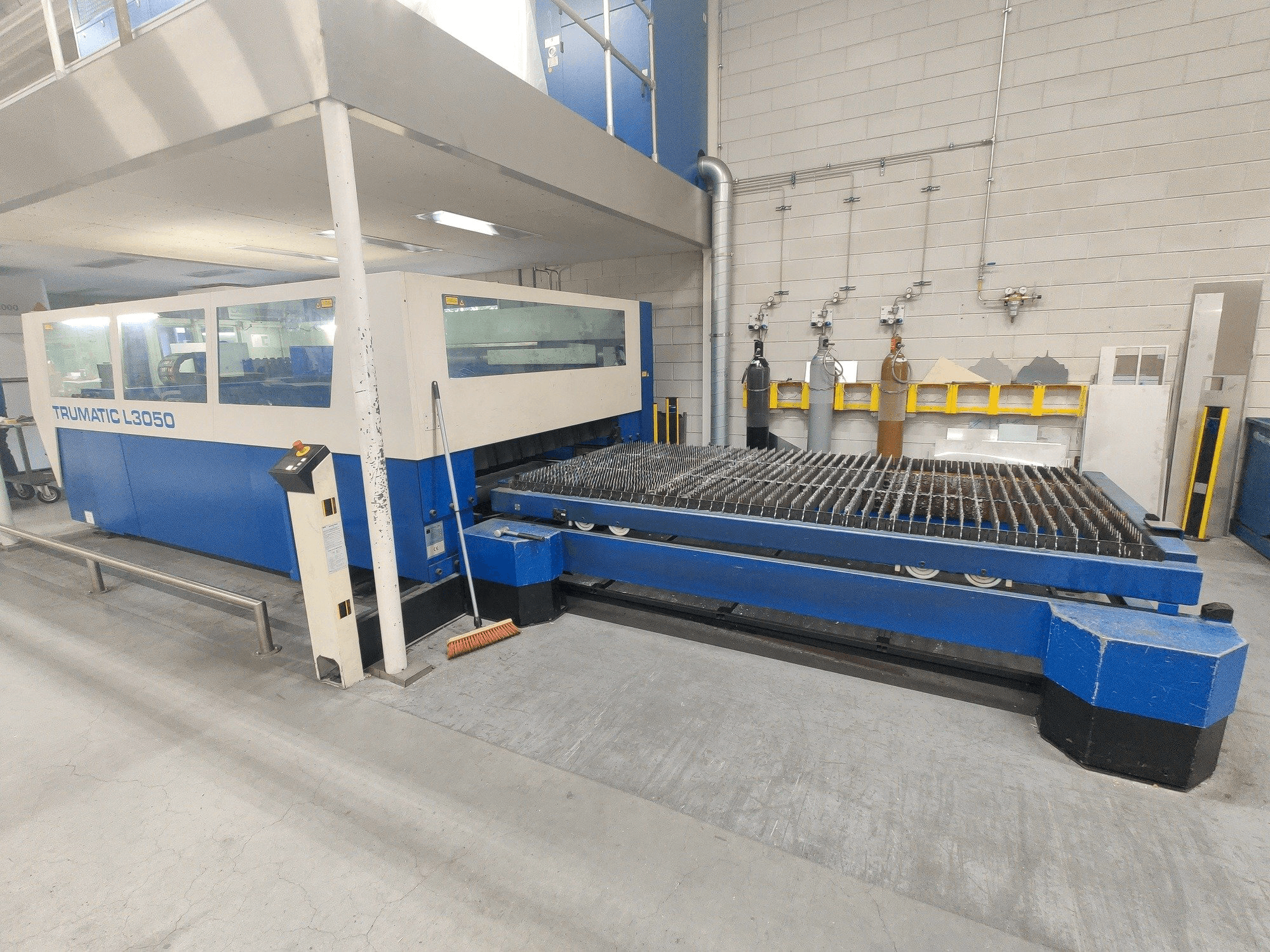 Vue de face de la machine Trumpf Trumatic L3050