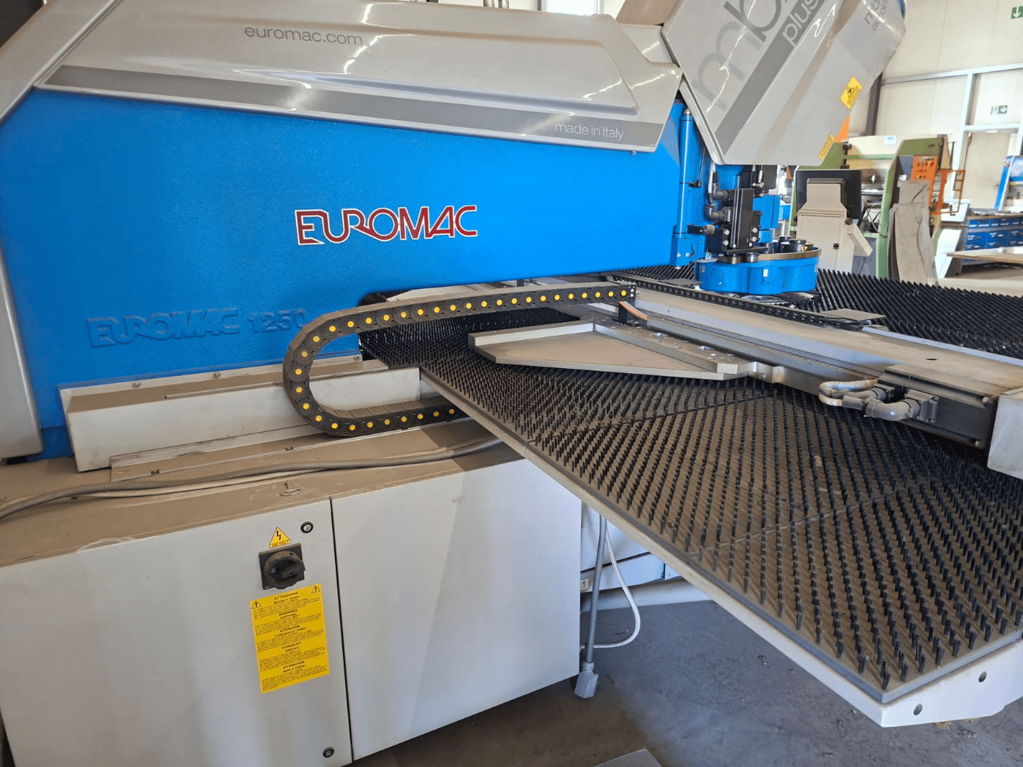 Poinçonneuse CNC Euromac MBX 6 Plus 1250/30-2250, vue de face montrant le panneau de commande et la surface en caoutchouc noir.