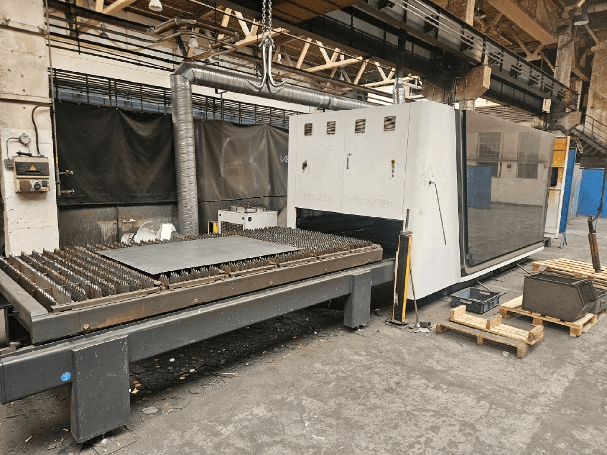 Machine de découpe laser à fibre Bodor P3-G3 vue de face, montrant la table de découpe et le panneau de commande.