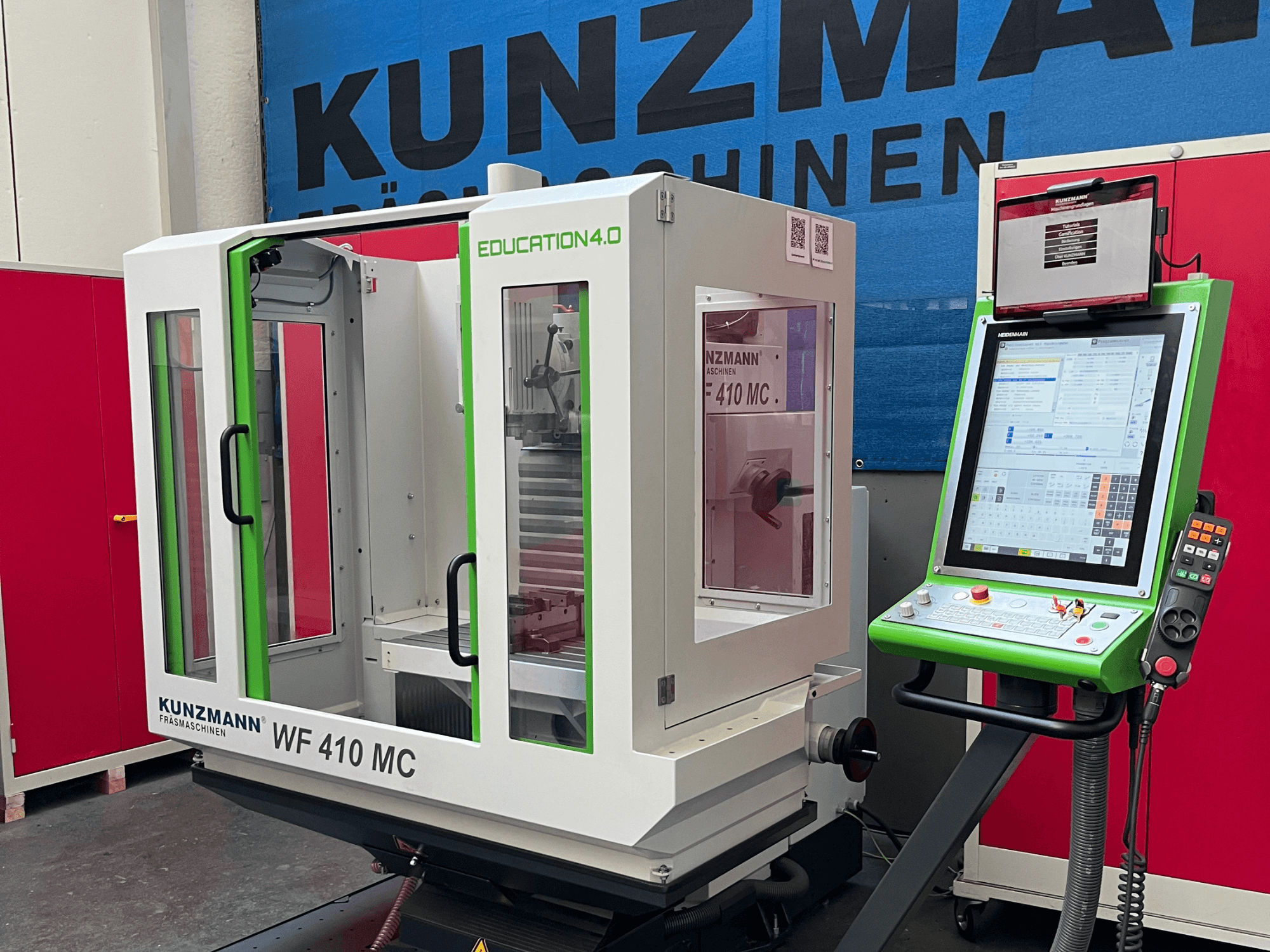 Centre d'usinage universel KUNZMANN WF 410 MC vu de face, mettant en valeur ses touches de vert, ses portes transparentes et son panneau de commande.