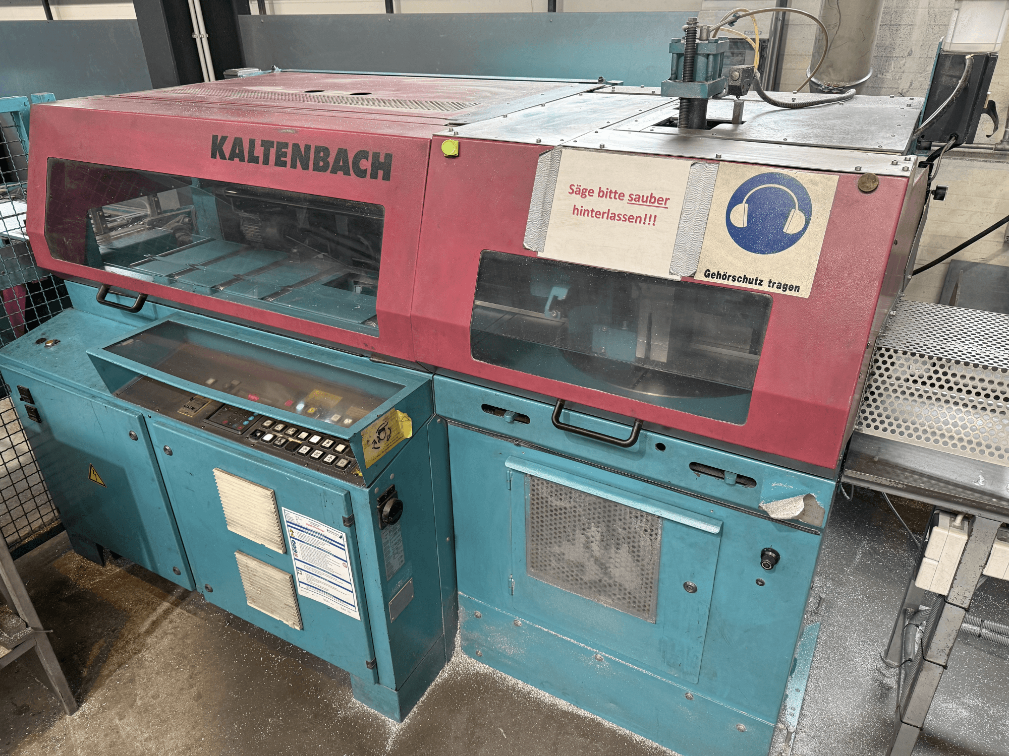 Machine à découper industrielle KALTENBACH, vue de face, avec panneau de commande et panneau de sécurité pour la protection auditive.