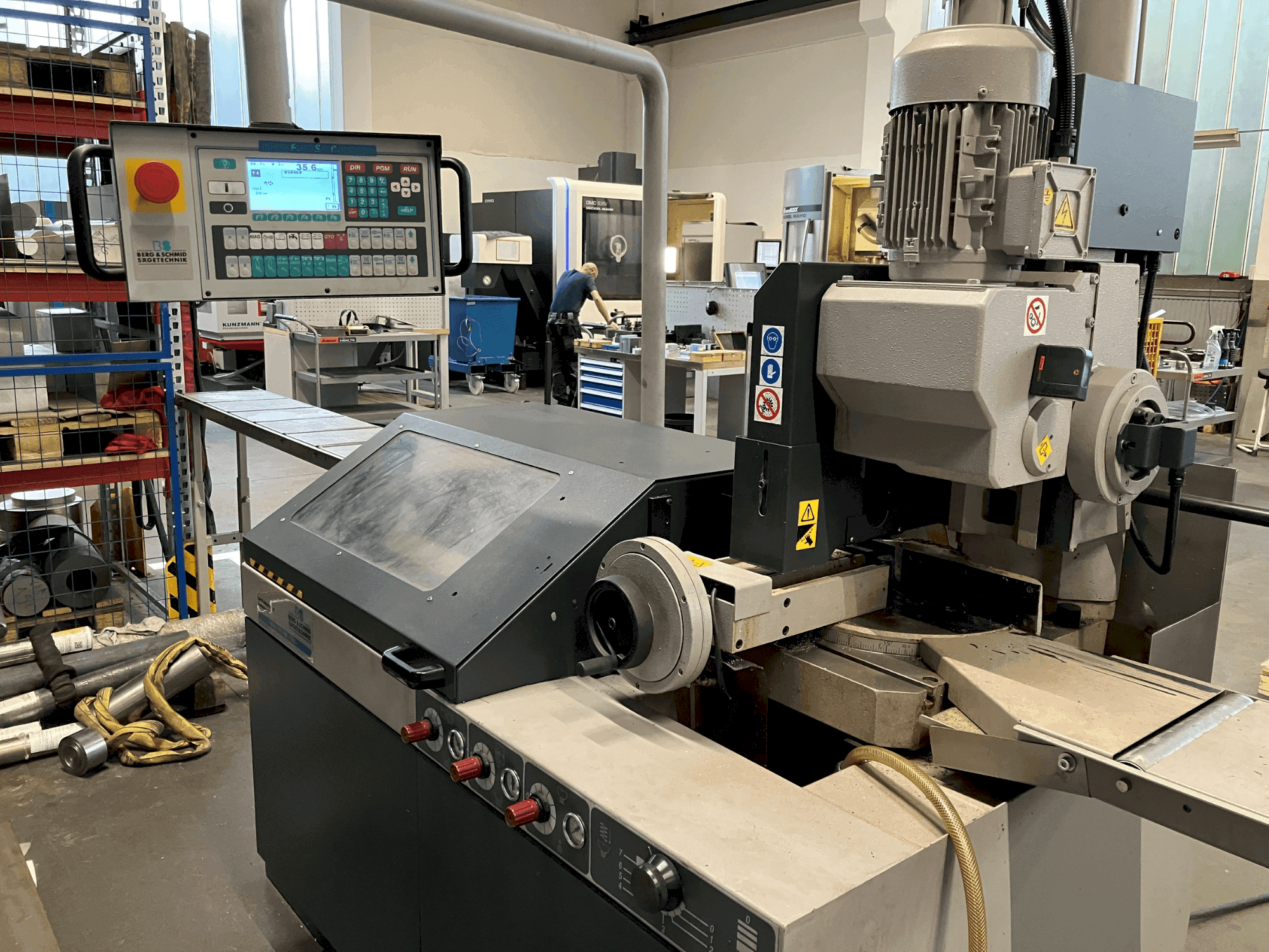 Vue droite de la machine BERG & SCHMID VKS 370 VA