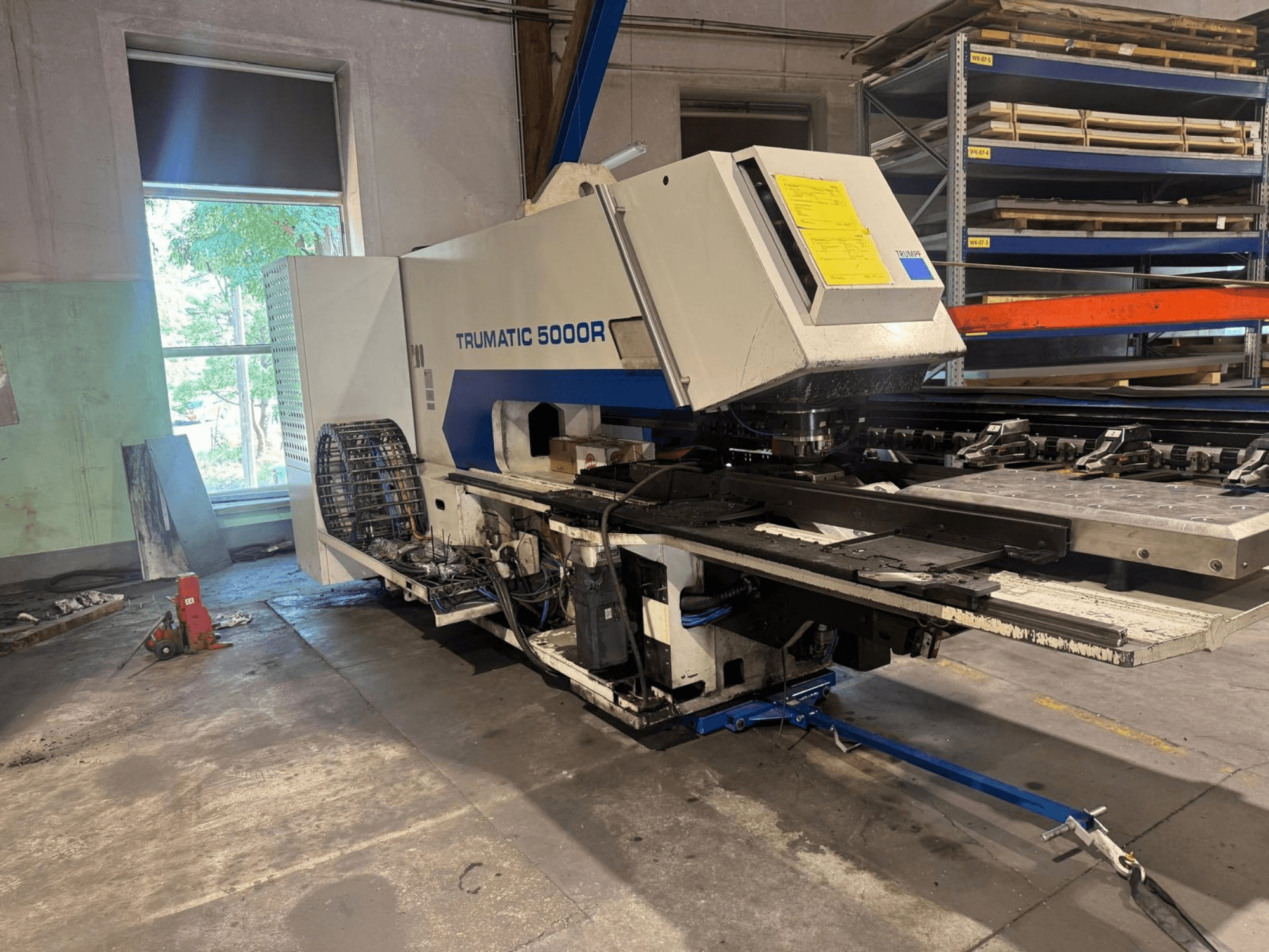 Poinçonneuse à commande numérique TRUMPF TRUMATIC 5000R dans un atelier, vue de face mettant en évidence ses commandes et sa zone de poinçonnage.