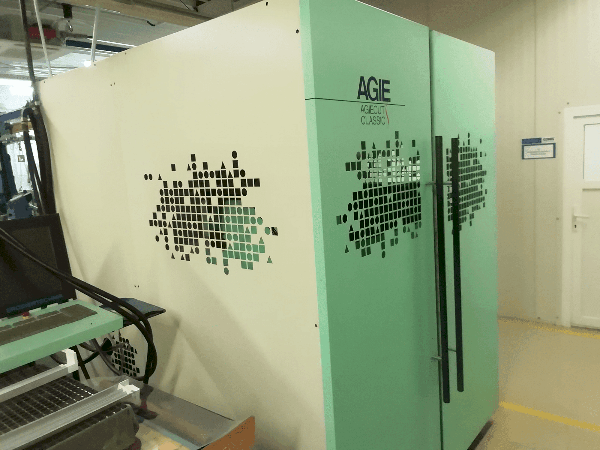 Vue de face de la machine AGIE Agiecut