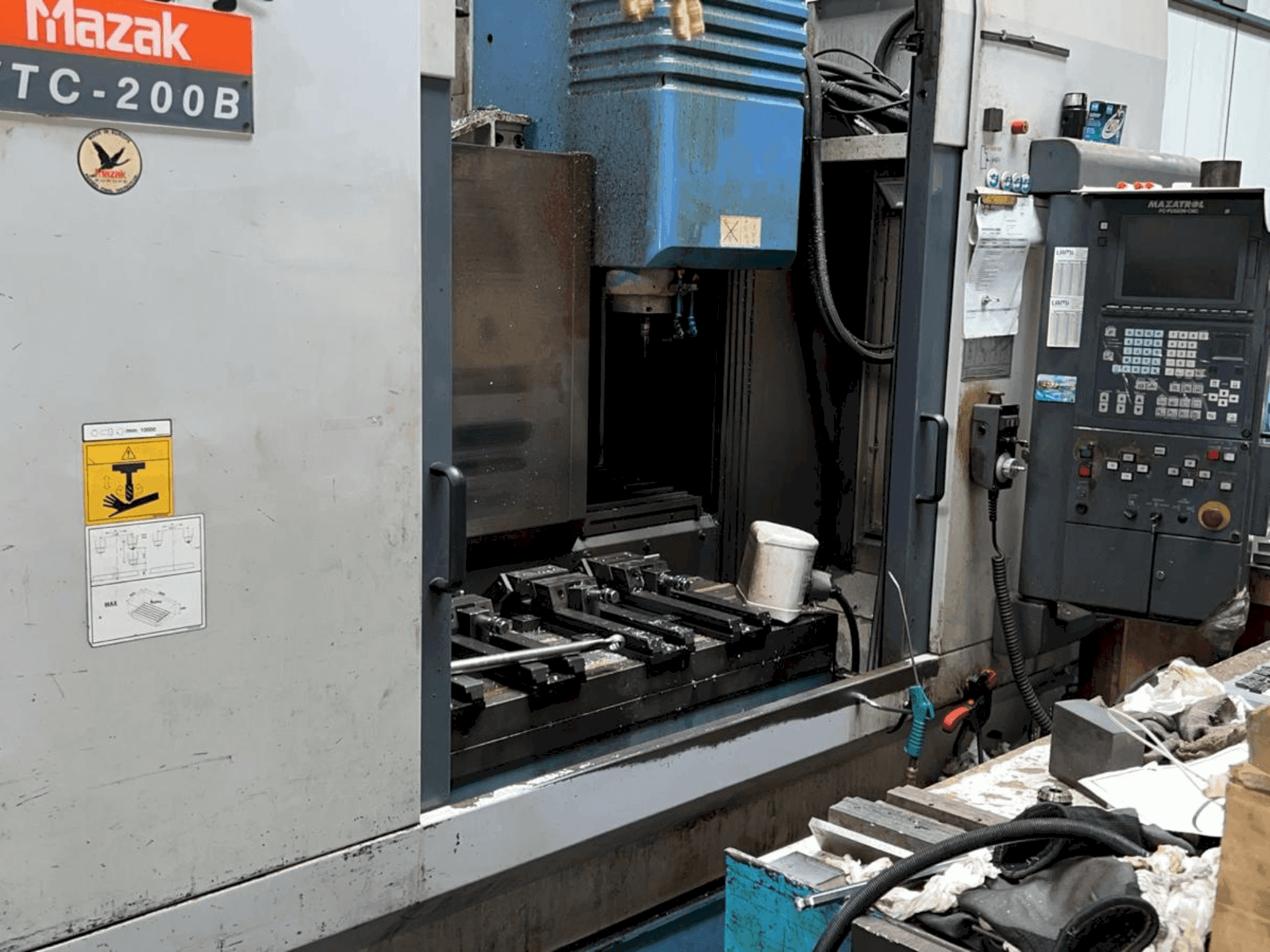 Vue de face de la machine Mazak VTC-B