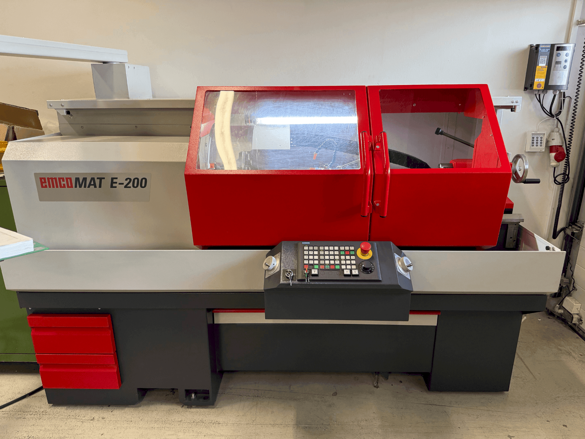 Vue de face de la machine EMCO Emcomat E-200