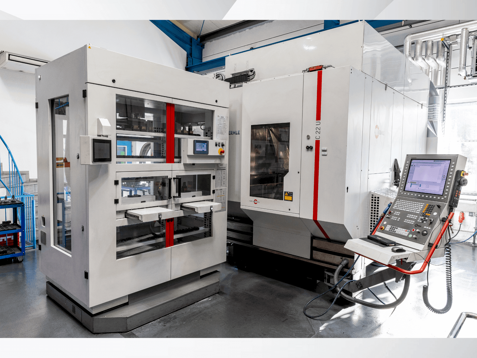 Vue de face de la machine HERMLE C22 with handling system IH30