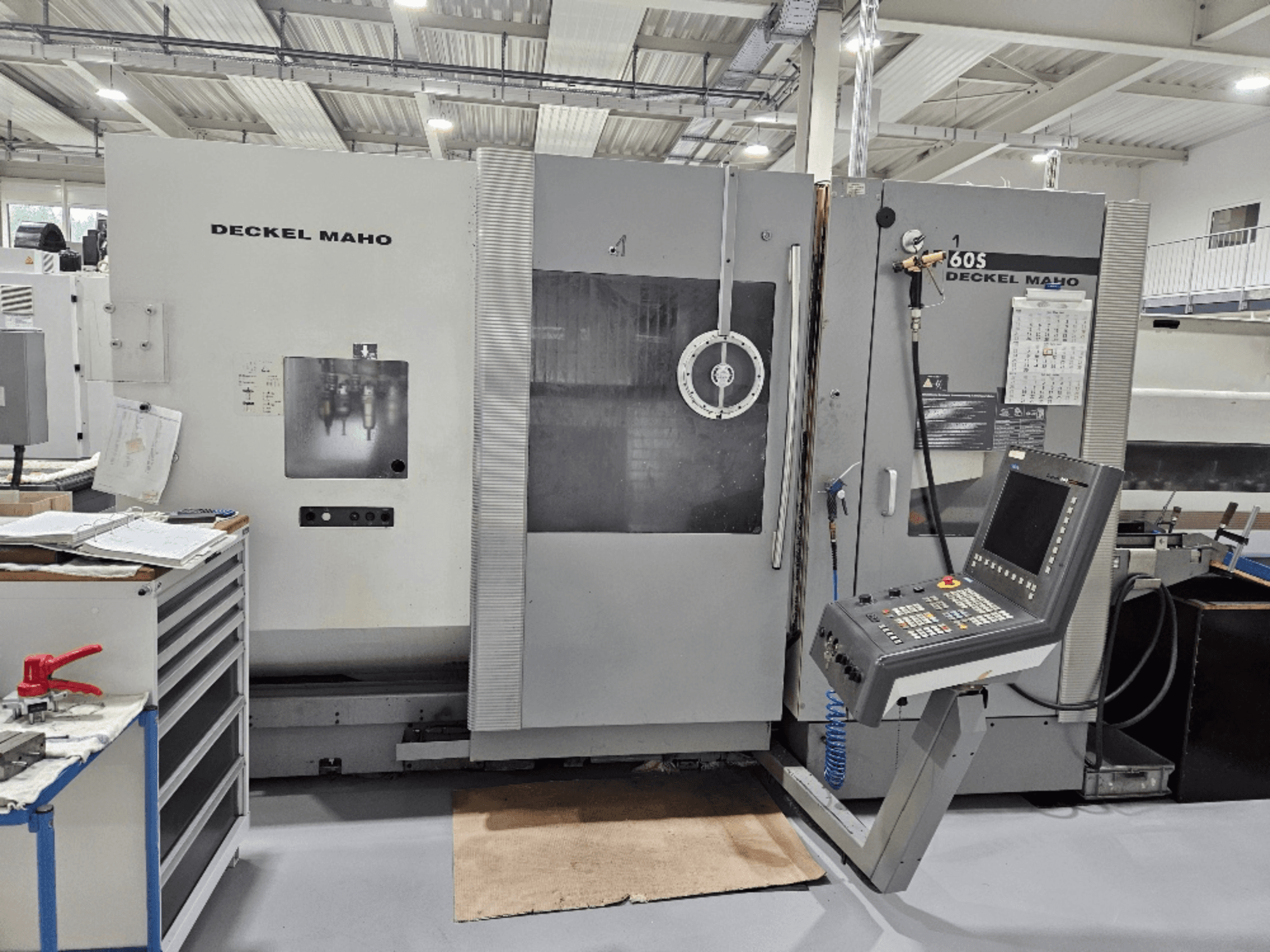 Machine CNC Deckel Maho 605 avec panneau de commande et caractéristiques opérationnelles, vue de face dans un atelier.