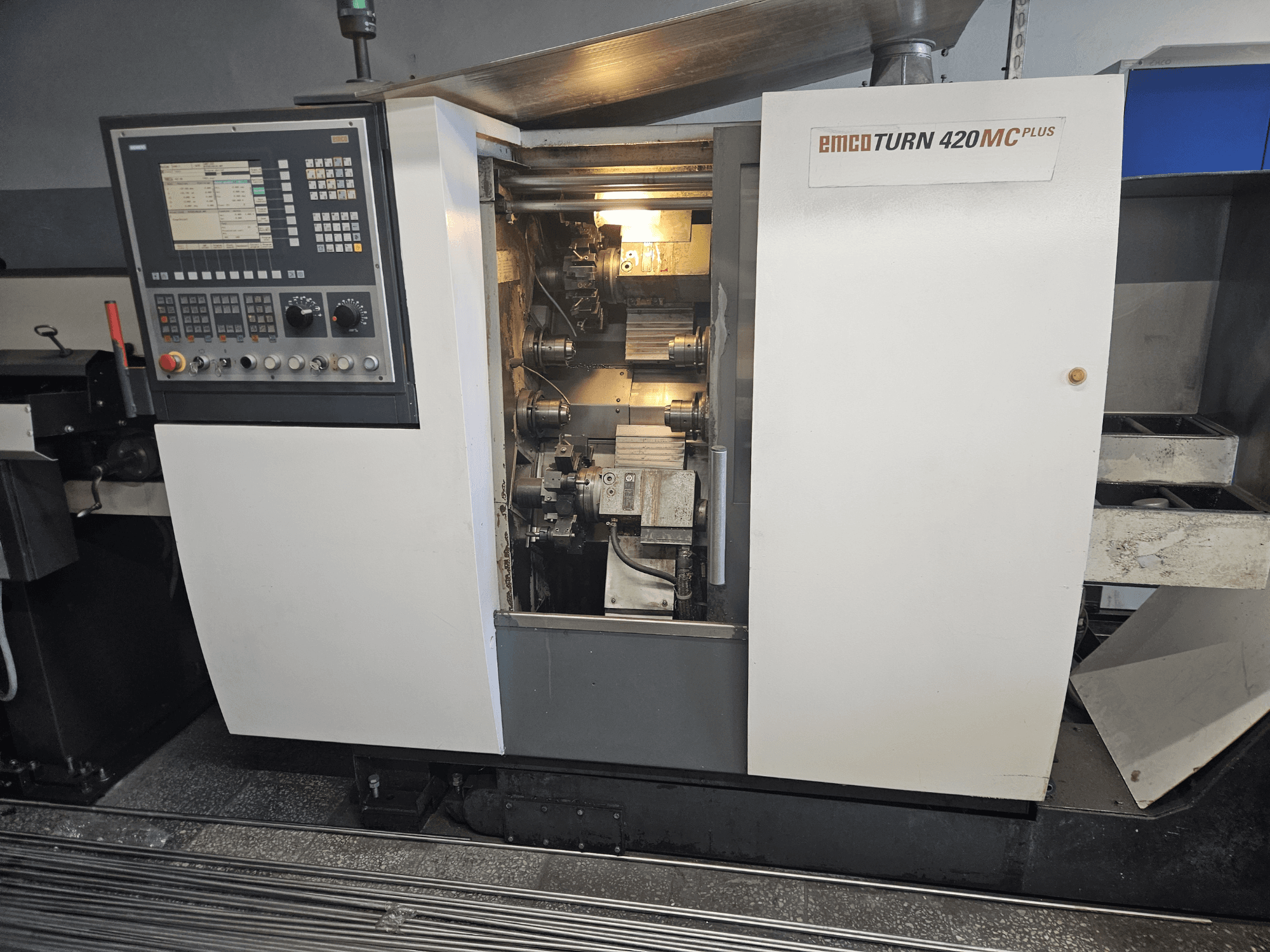 Machine multibroche EMCO TURN 420 MC Plus, vue de face montrant le panneau de commande et les composants internes.