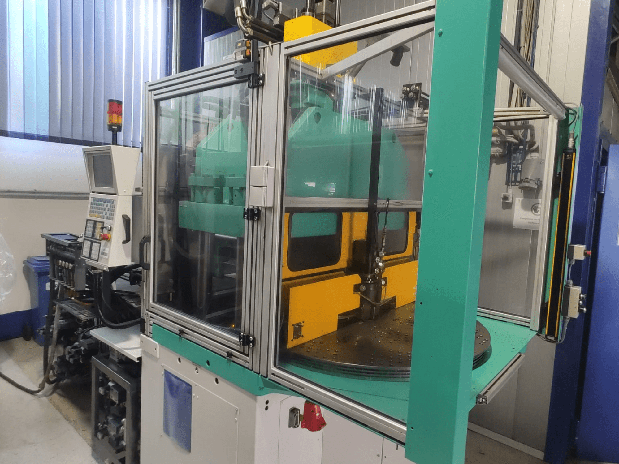 Presse à injection verticale Arburg 1200 TS 800-60-350, vue de face montrant le panneau de commande et le capot de sécurité.