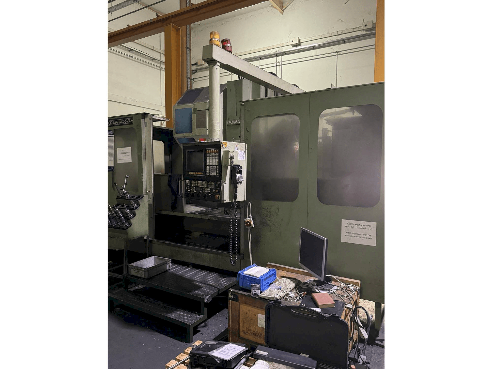 Vue de face de la machine Okuma MC - 6VAE