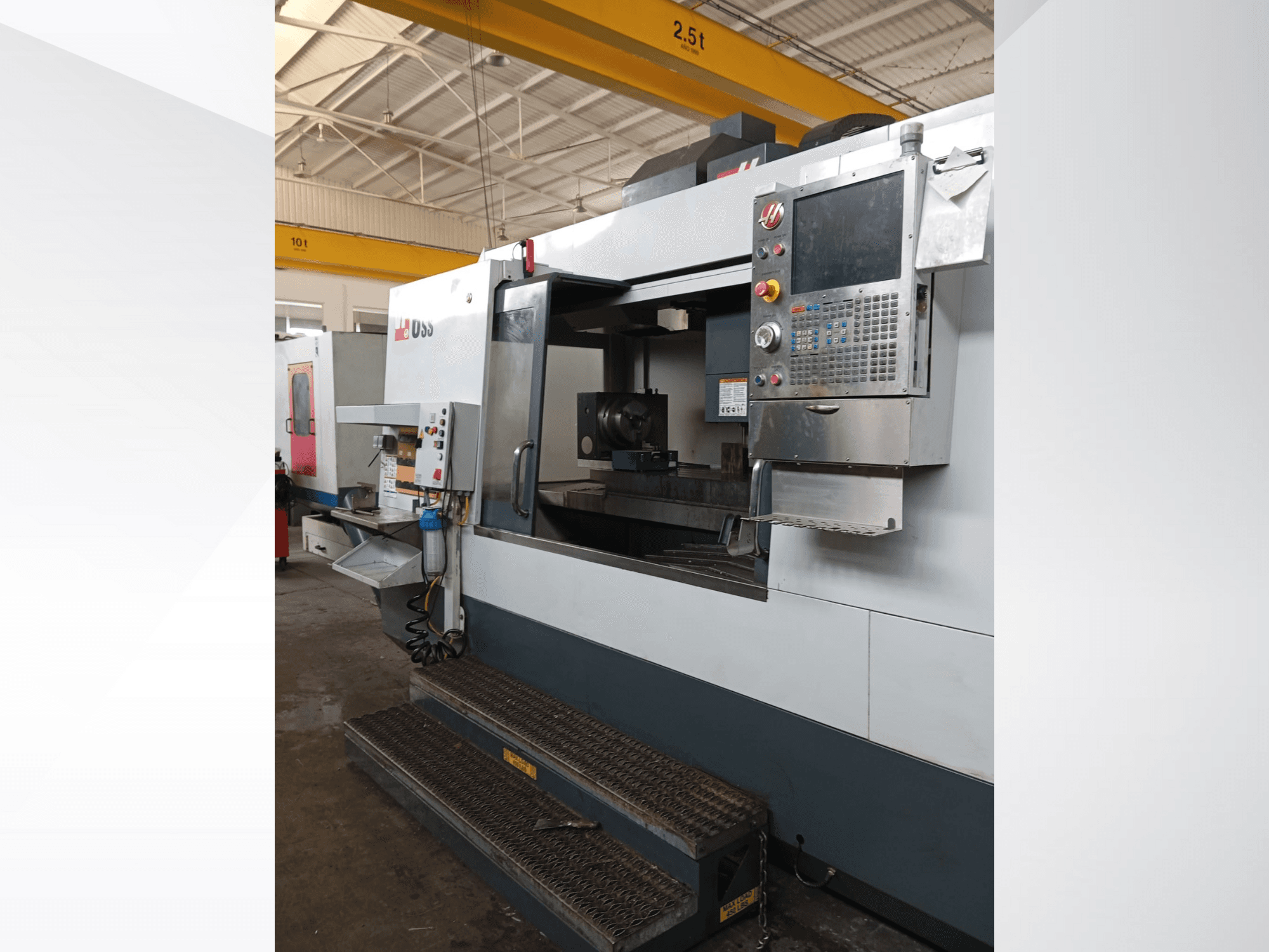 Fraiseuse CNC Haas, vue de face, montrant le panneau de commande, la zone de travail et les étapes d'accès détaillées.