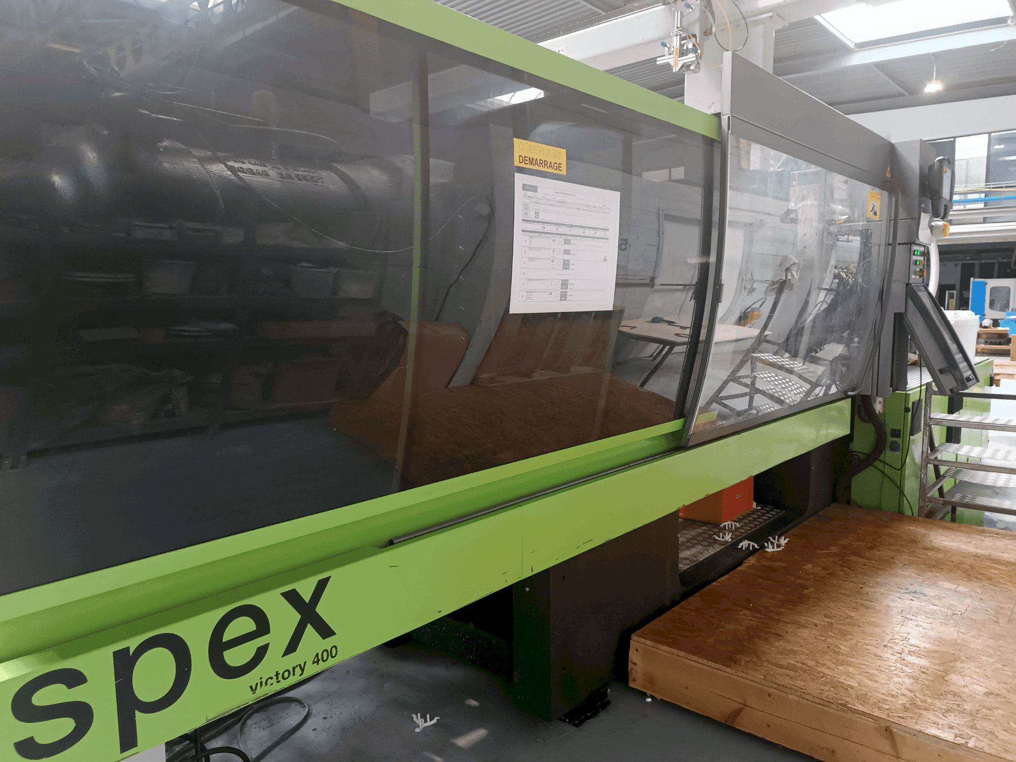 Vue de face de la machine Engel Victory 1350 400HL Spex