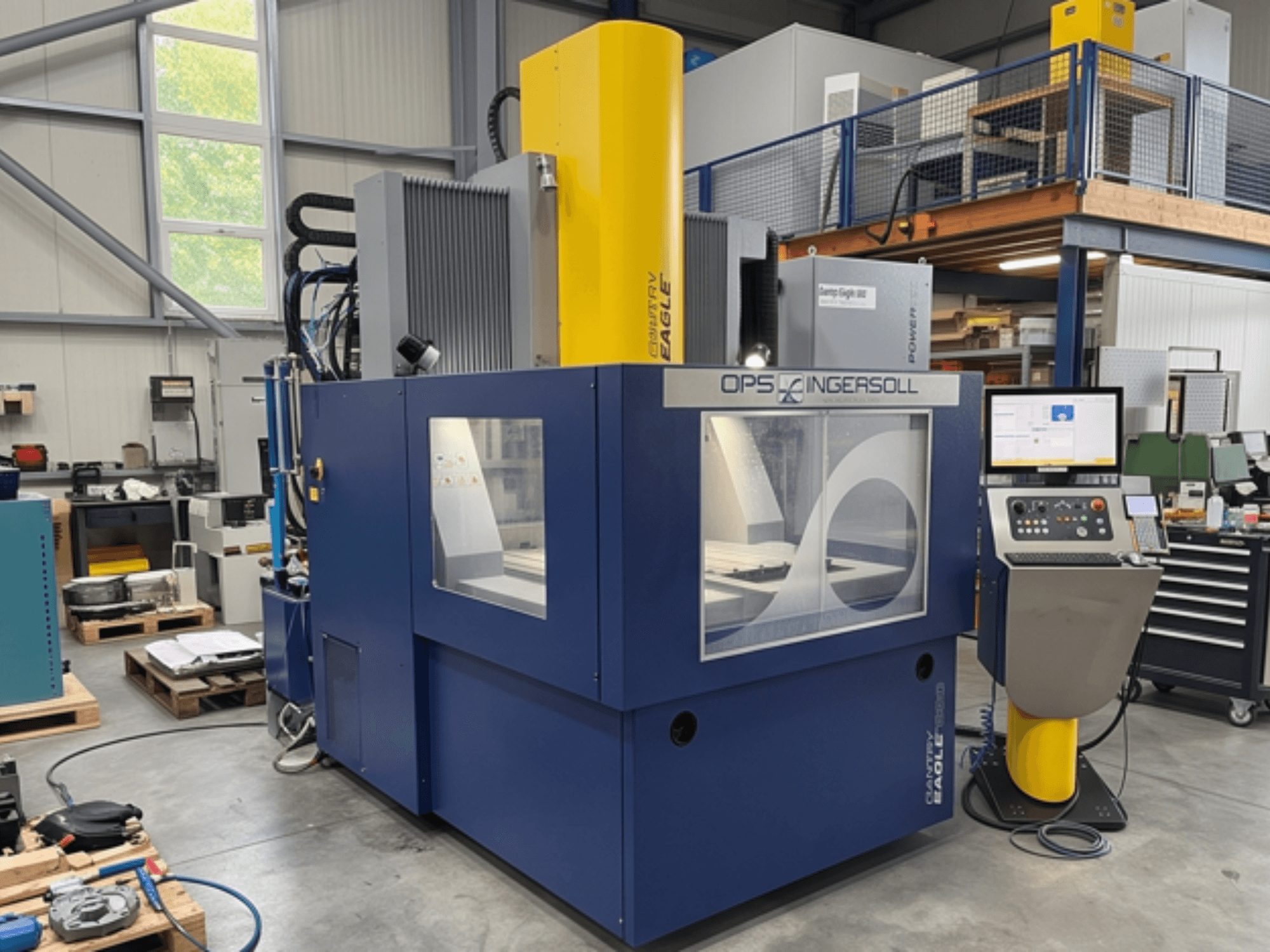 Vue de face de la machine d'électroérosion par enfonçage OPS INGERSOLL Gantry Eagle 1200 Plus, avec son panneau de commande et sa grande zone de travail.