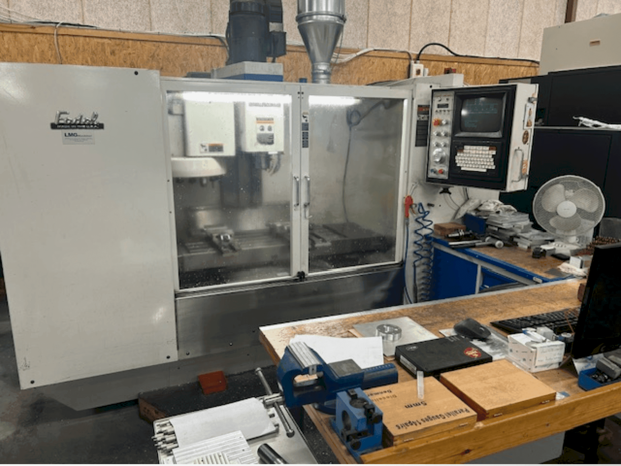 Vue de face de la machine FADAL 906-1