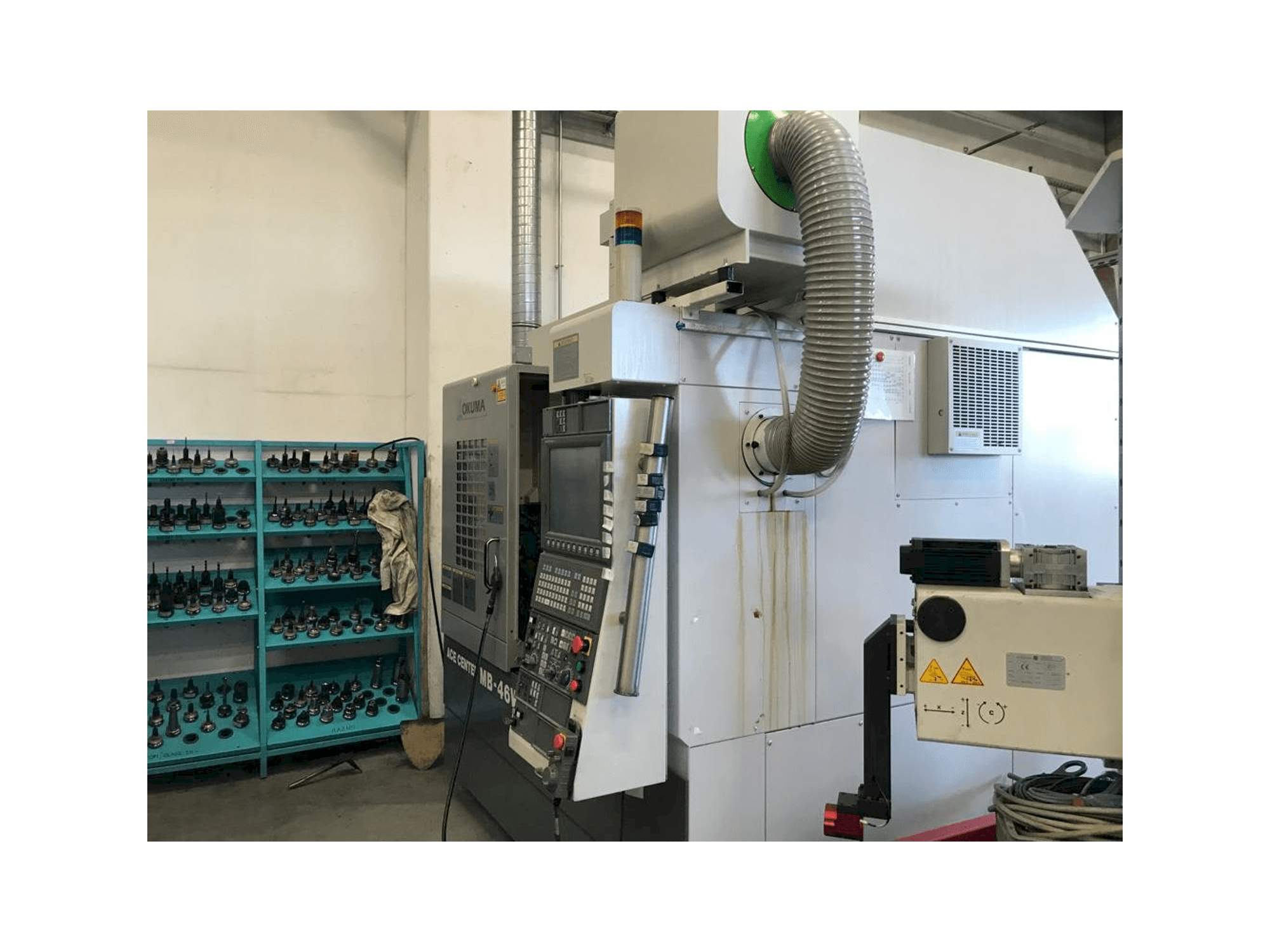 Vue latérale droite de la machine Okuma MB 46 VAE
