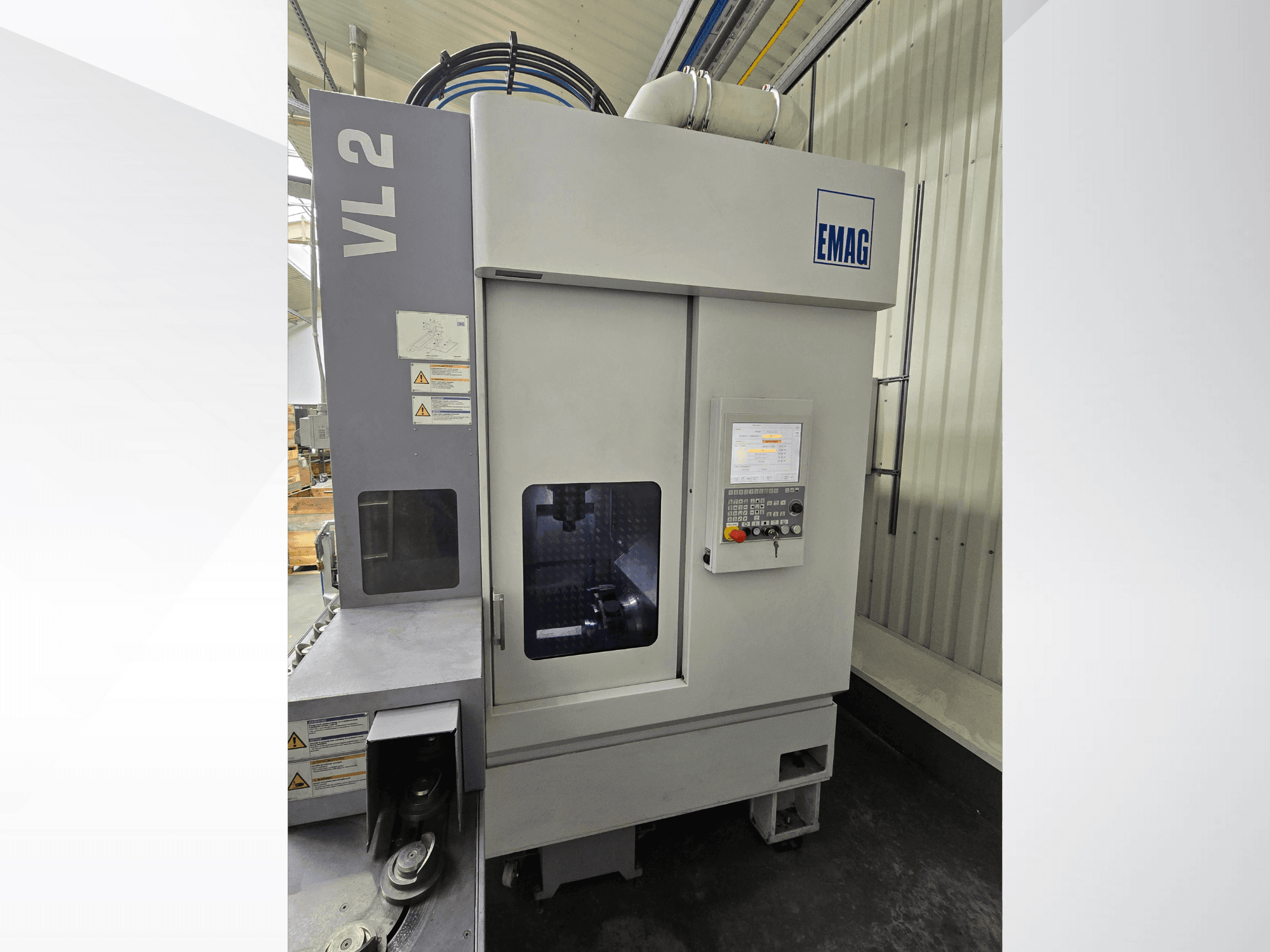 Machine de précision EMAG VL 2 vue de face, dotée d'un panneau de commande numérique et d'une fenêtre de visualisation pour le contrôle des opérations.