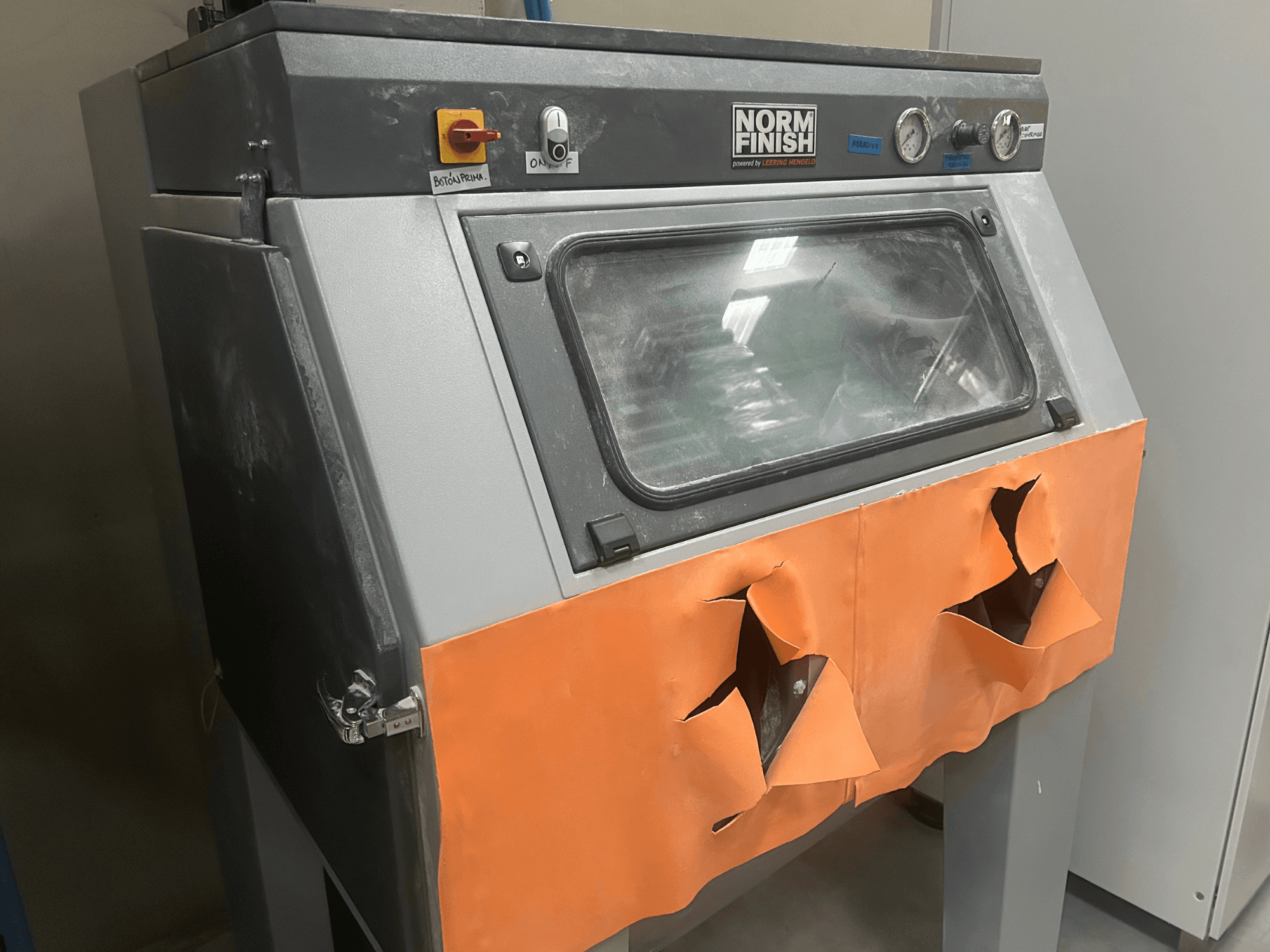 Imprimante 3D EOS P 396 en plastique gris, vue de côté avec couvercle orange usé et panneau de contrôle visible, état poussiéreux.