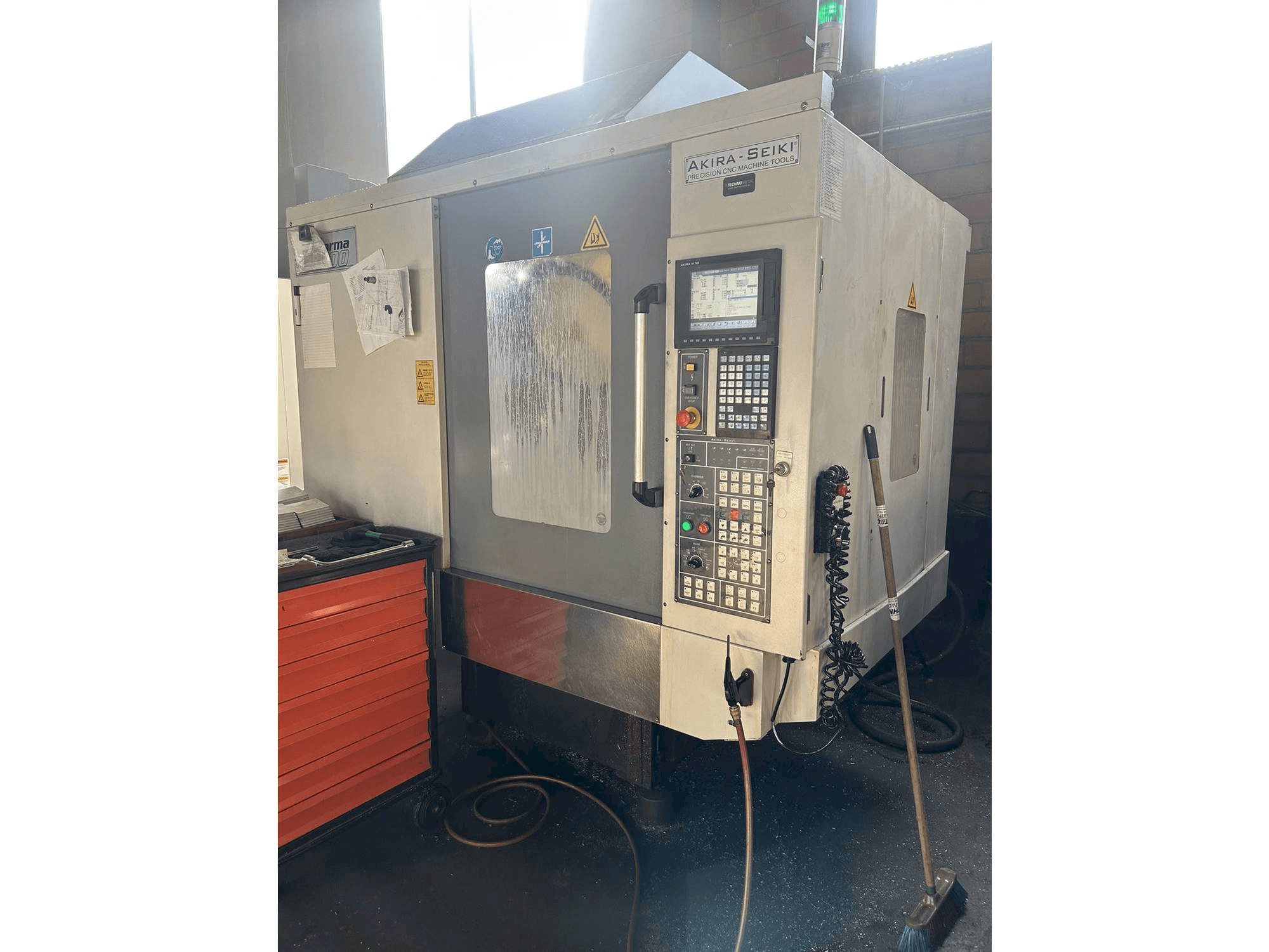 Vue de face de la machine Akira Seiki PC700