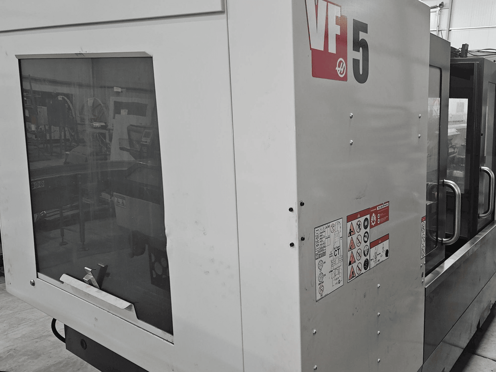 Vue de face de la machine HAAS VF-5/40