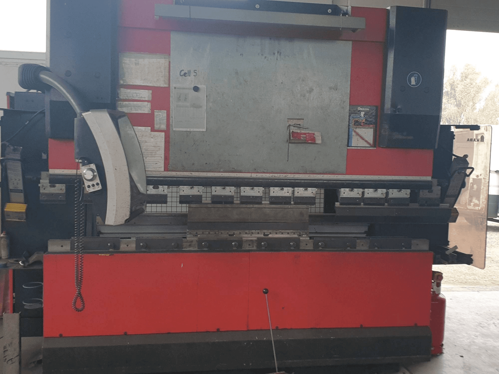 Vue de face de la machine AMADA HFE 8025/7