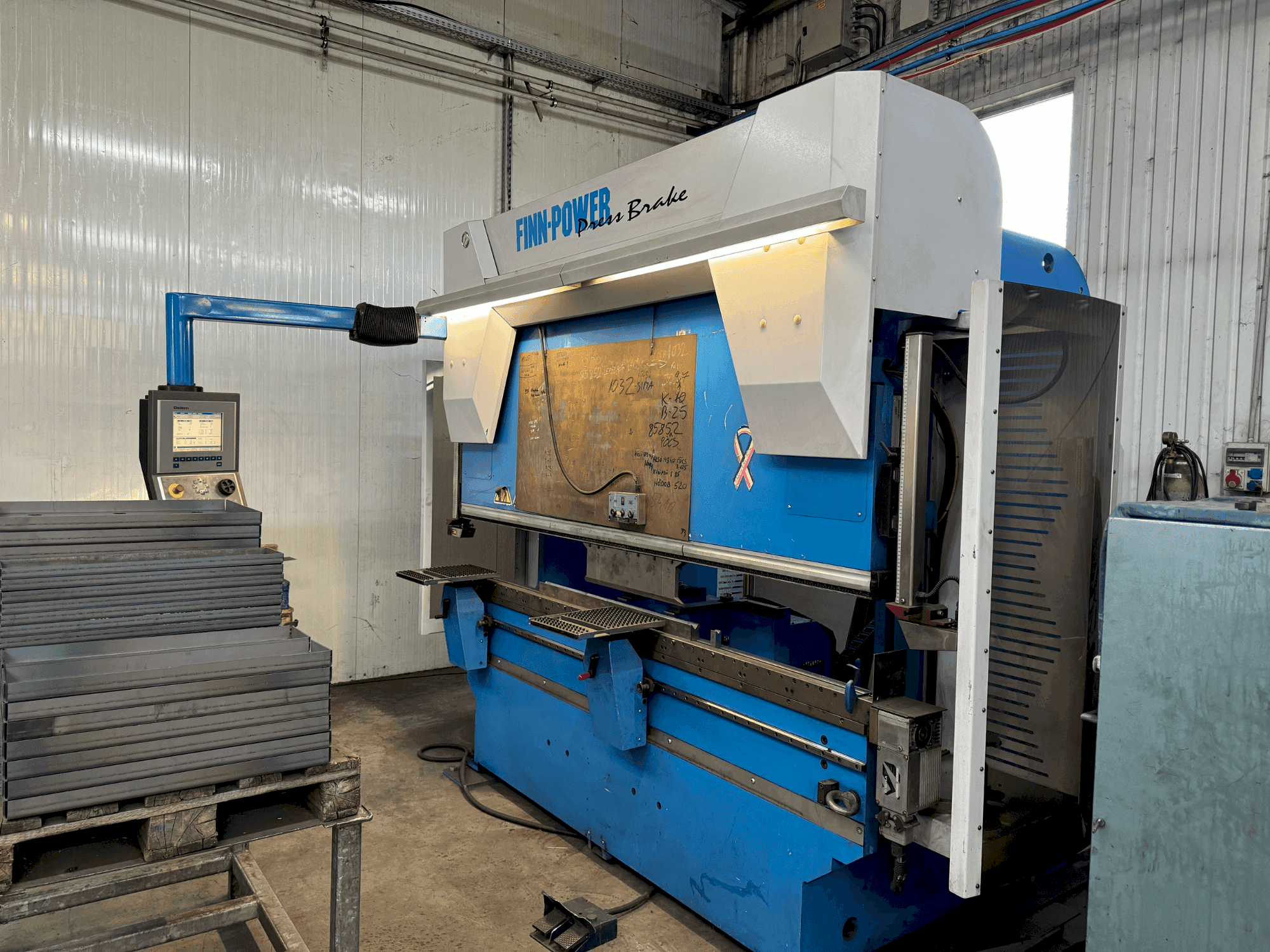 Vue de face de la machine Finn-Power B80.2550