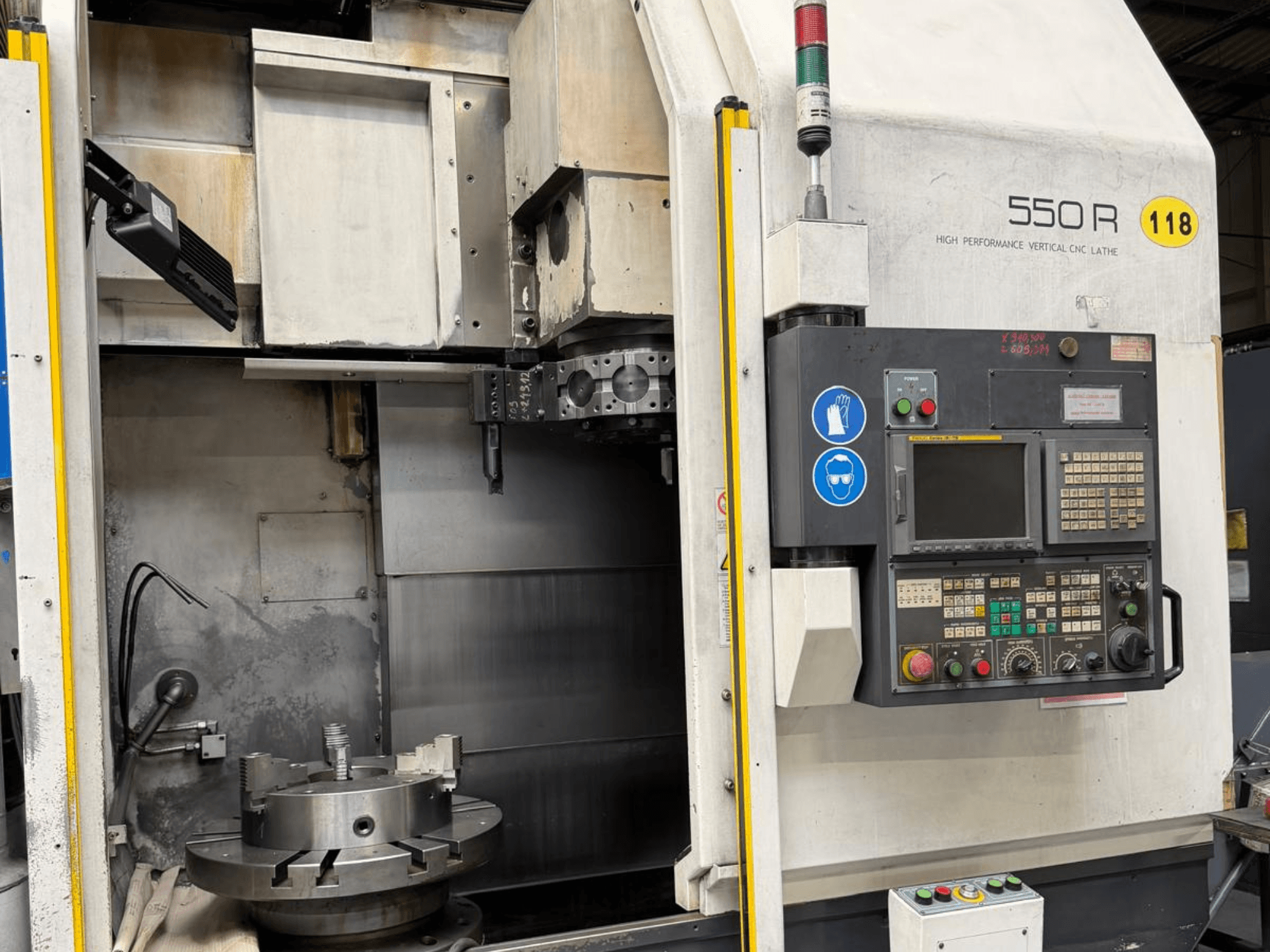 Tour vertical CNC haute performance 550 R, vue de face, montrant le panneau de commande, le mandrin rotatif et les composants opérationnels.