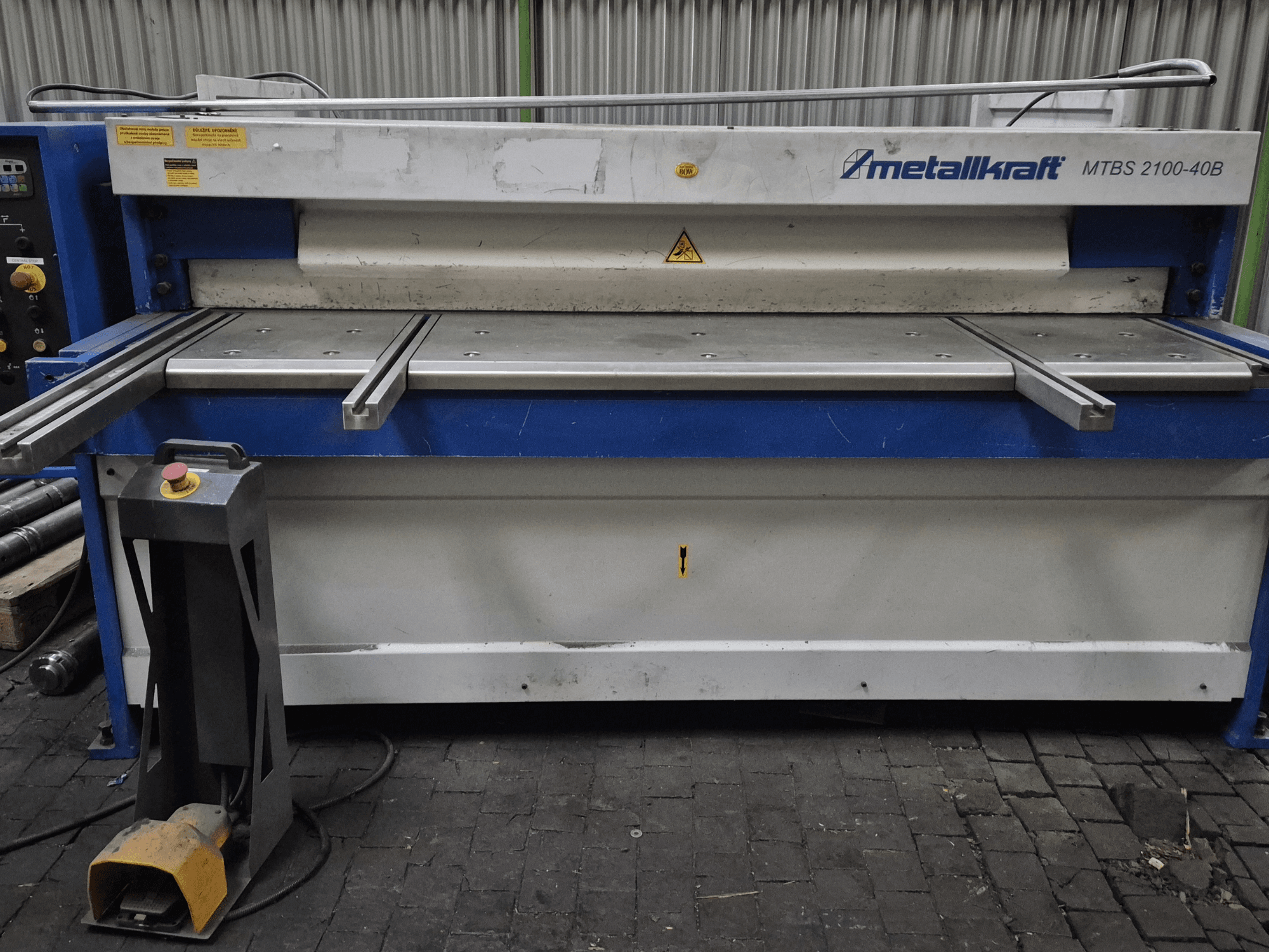 Machine à cisailler CNC Metallkraft MTBS 2100-40B, vue de face montrant le panneau de commande et la table de coupe avec les dispositifs de sécurité.
