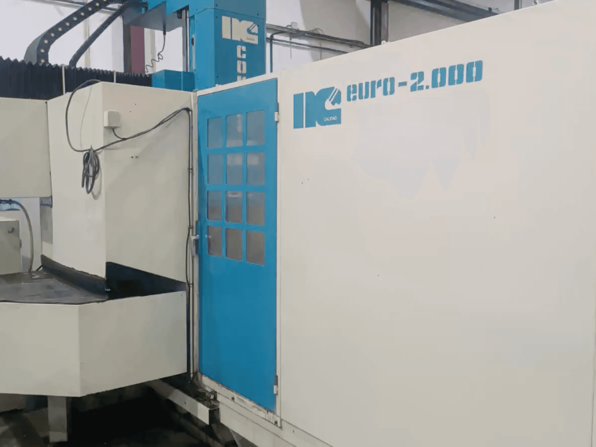 Machine industrielle IK, modèle Euro-2000, vue de face, avec un grand banc de fraisage et un panneau de commande.