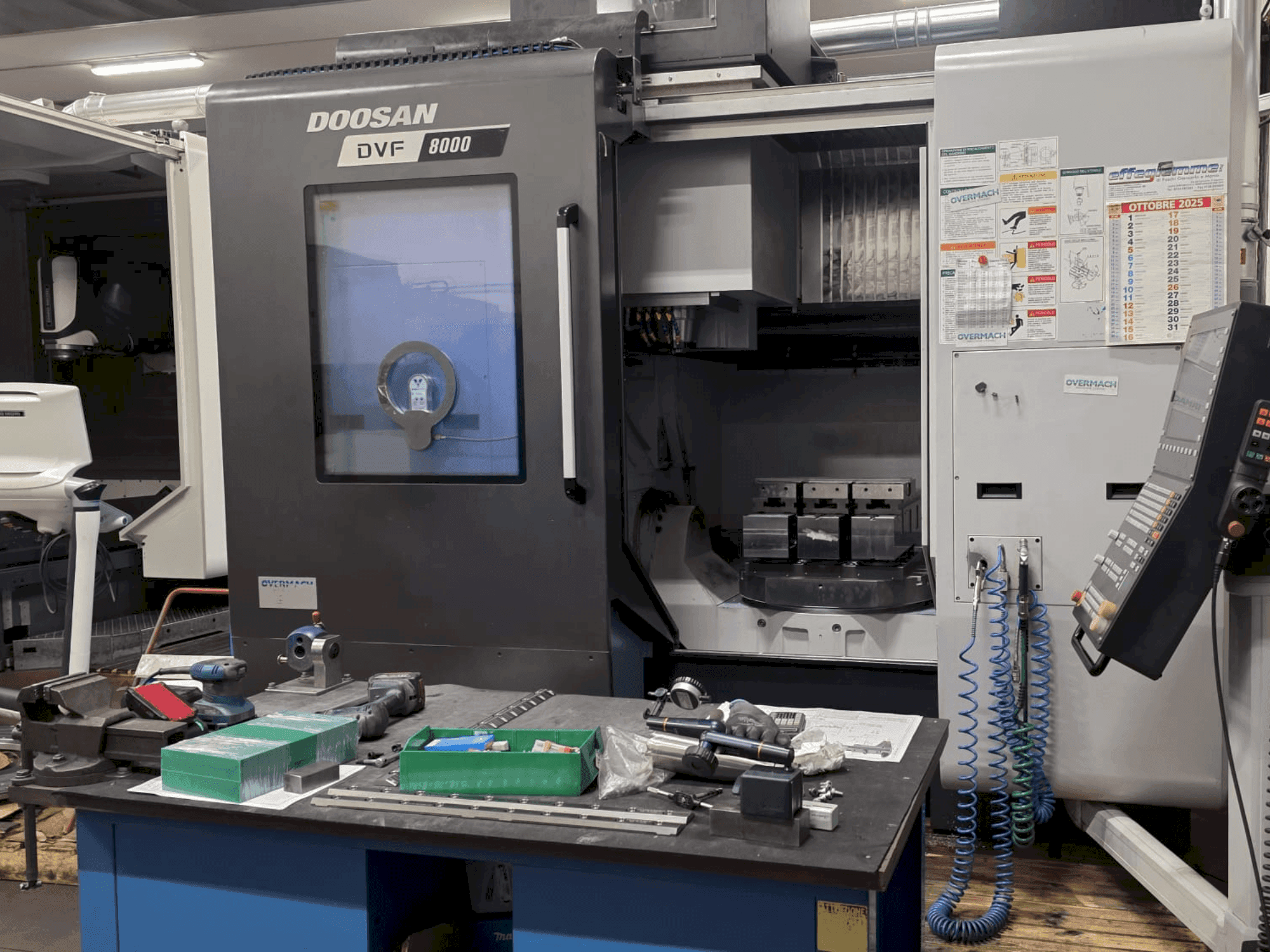 Vue de face de la machine DOOSAN DVF 8000