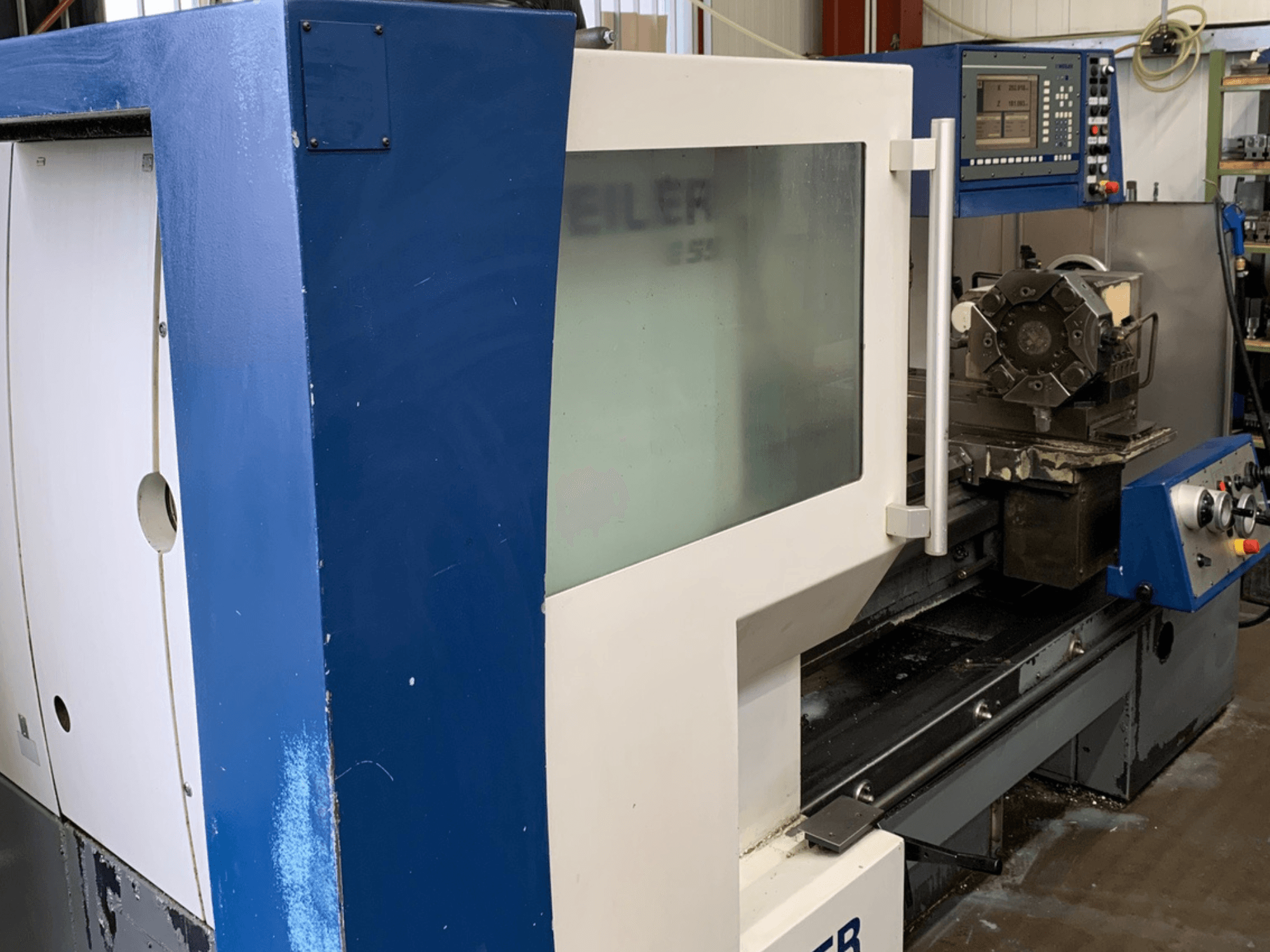 Tour horizontal Weiler E55X1000, vue latérale montrant le panneau de commande et la configuration des outils de coupe.