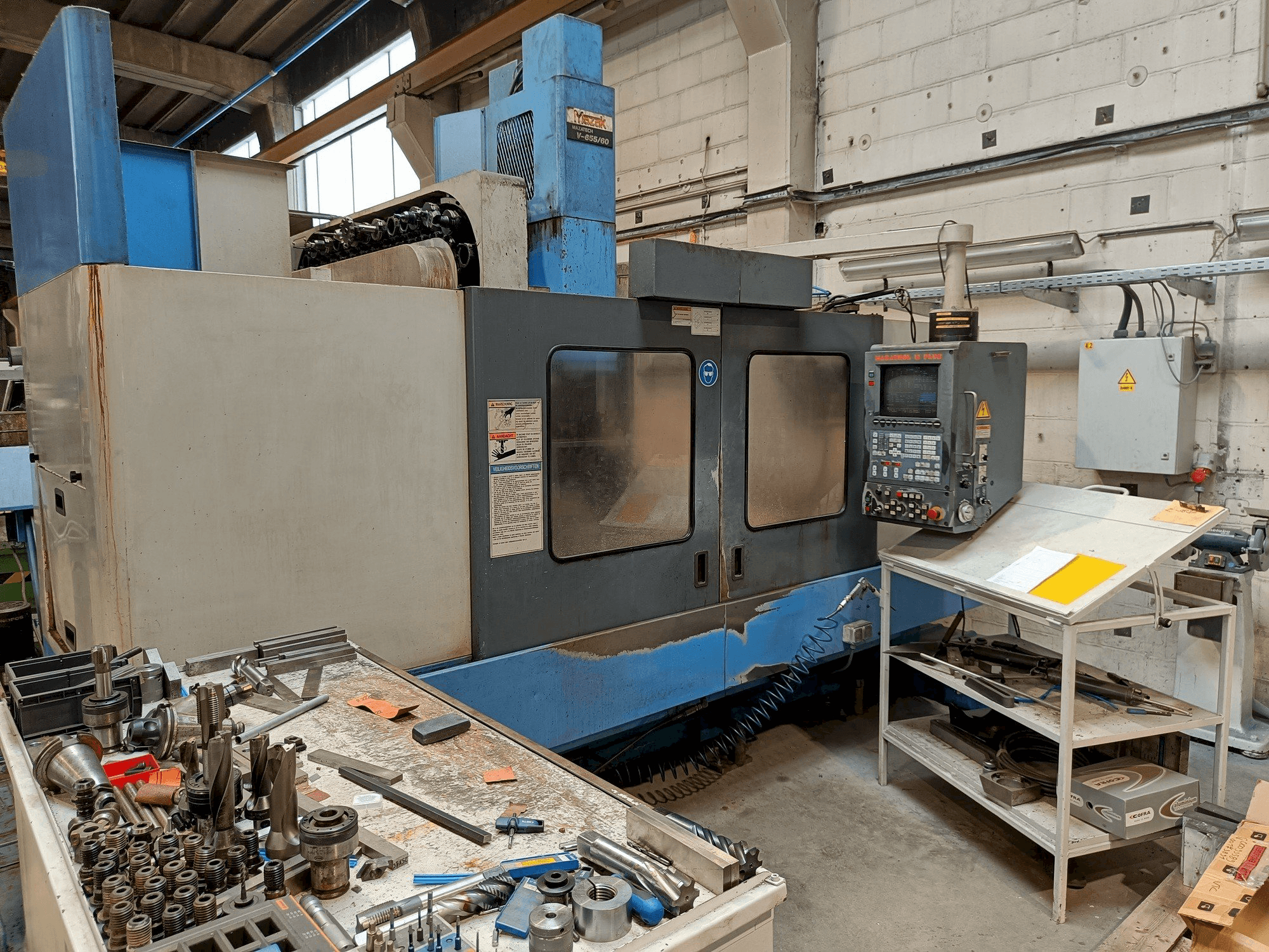 Vue de face de la machine Mazak MTV655/60